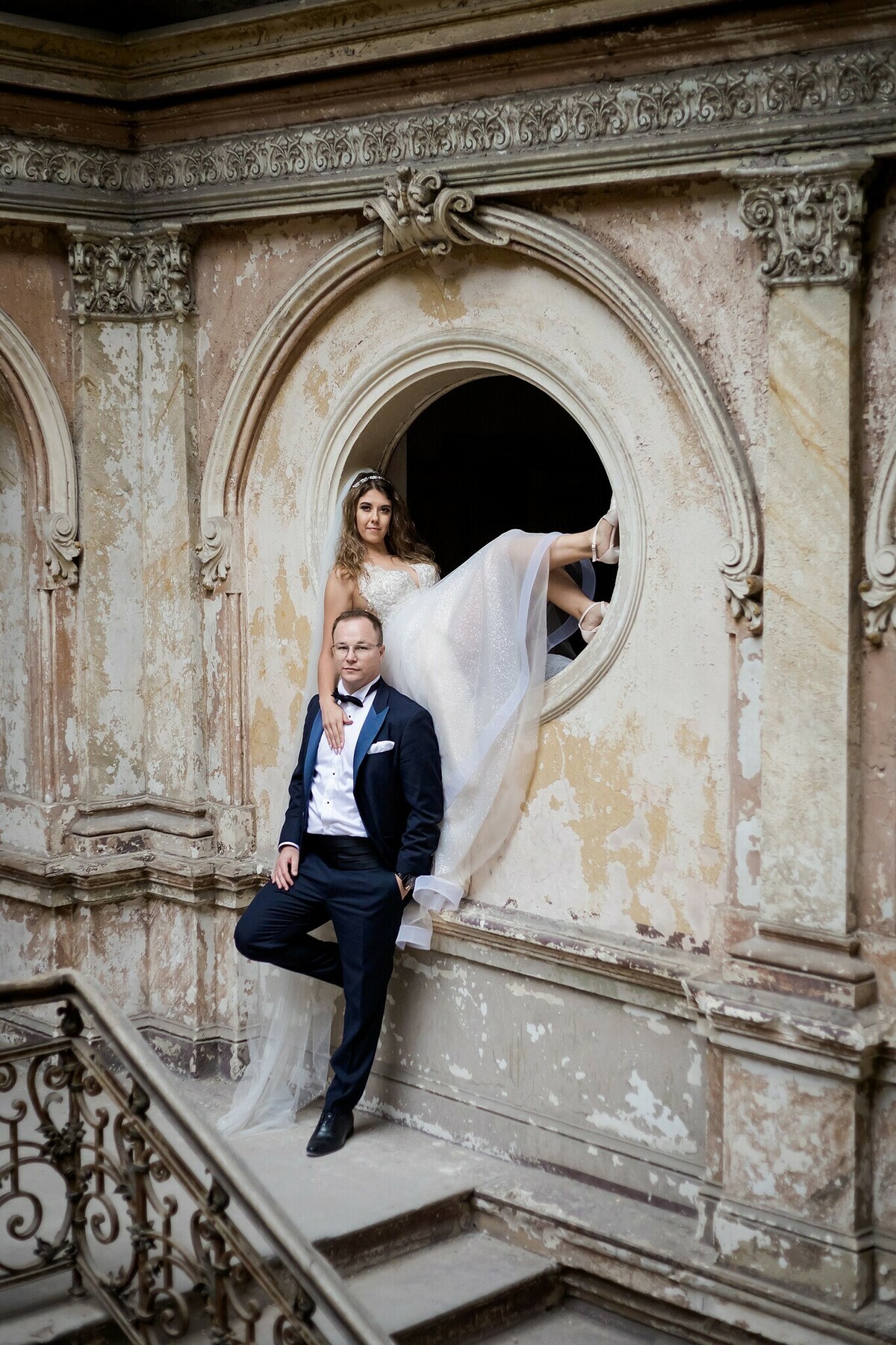 Plener ślubny w zamku, szczęśliwa para młoda w klimatycznych wnętrzach pałacu, fotografia ślubna