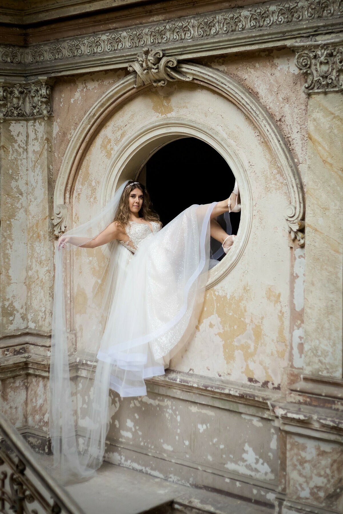 Plener ślubny w zamku, szczęśliwa para młoda w klimatycznych wnętrzach pałacu, fotografia ślubna