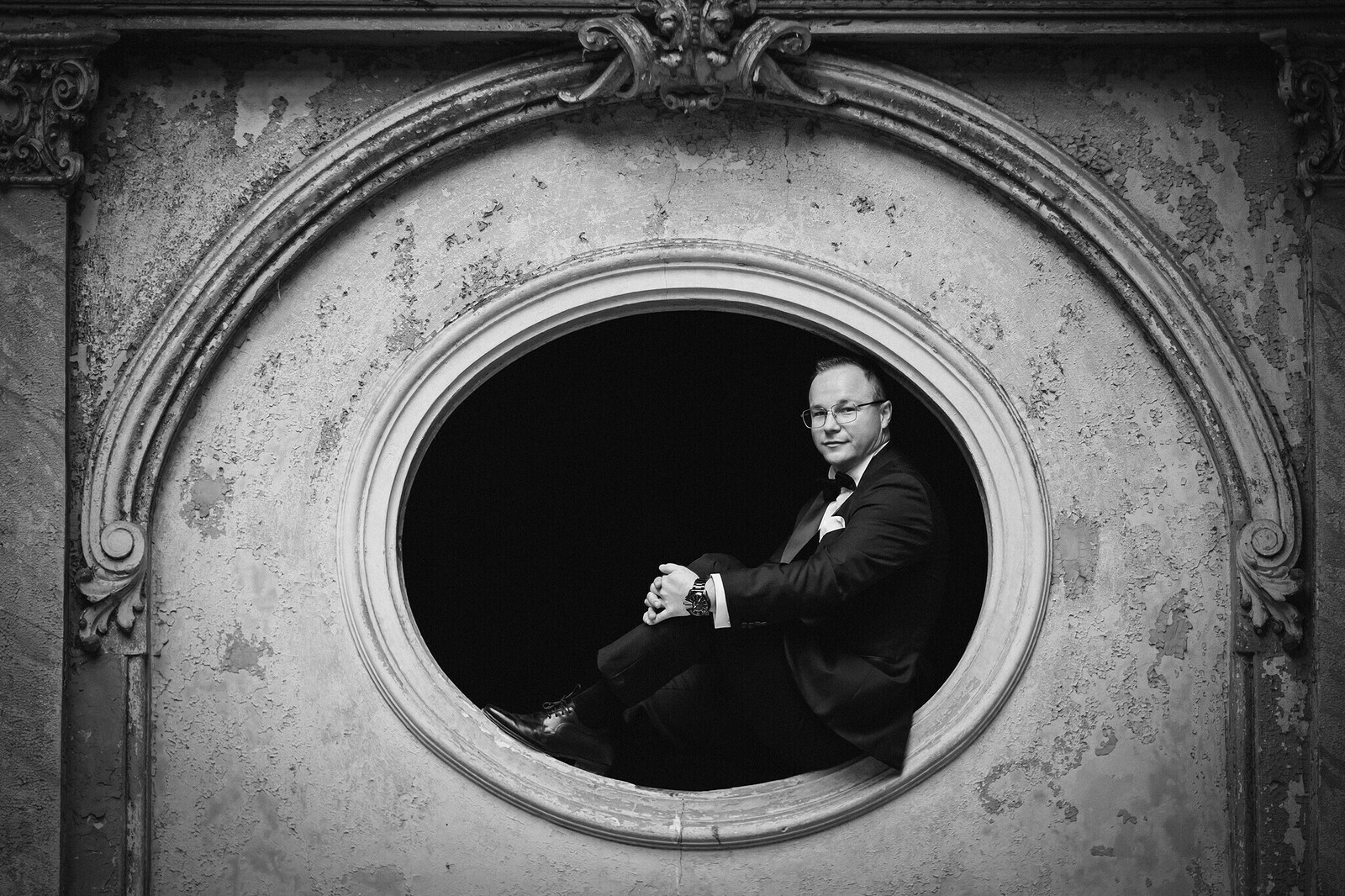 Plener ślubny w zamku, szczęśliwa para młoda w klimatycznych wnętrzach pałacu, fotografia ślubna