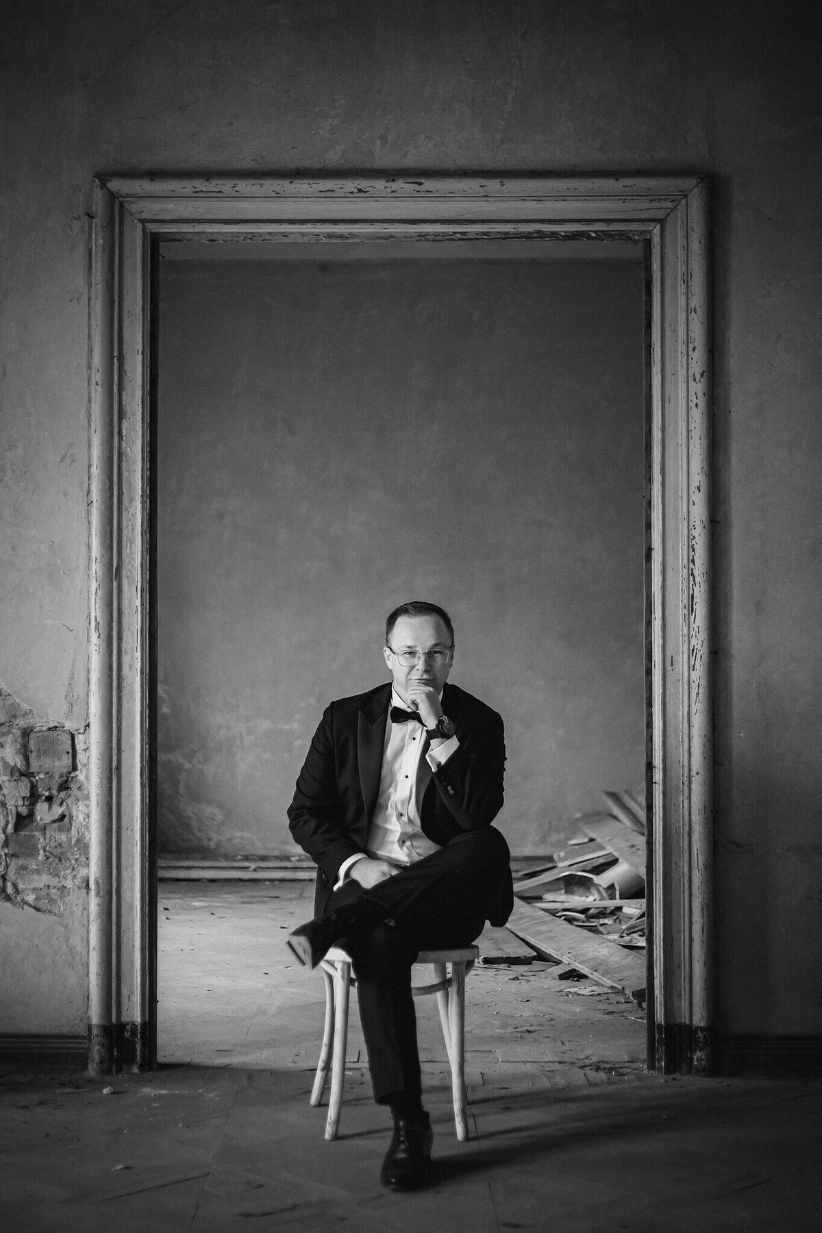 Plener ślubny w zamku, szczęśliwa para młoda w klimatycznych wnętrzach pałacu, fotografia ślubna