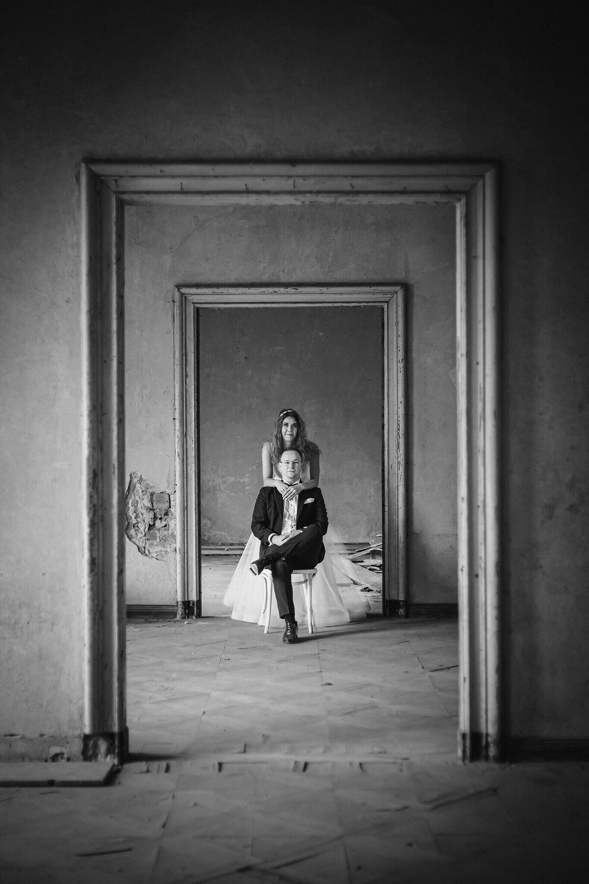 Plener ślubny w zamku, szczęśliwa para młoda w klimatycznych wnętrzach pałacu, fotografia ślubna