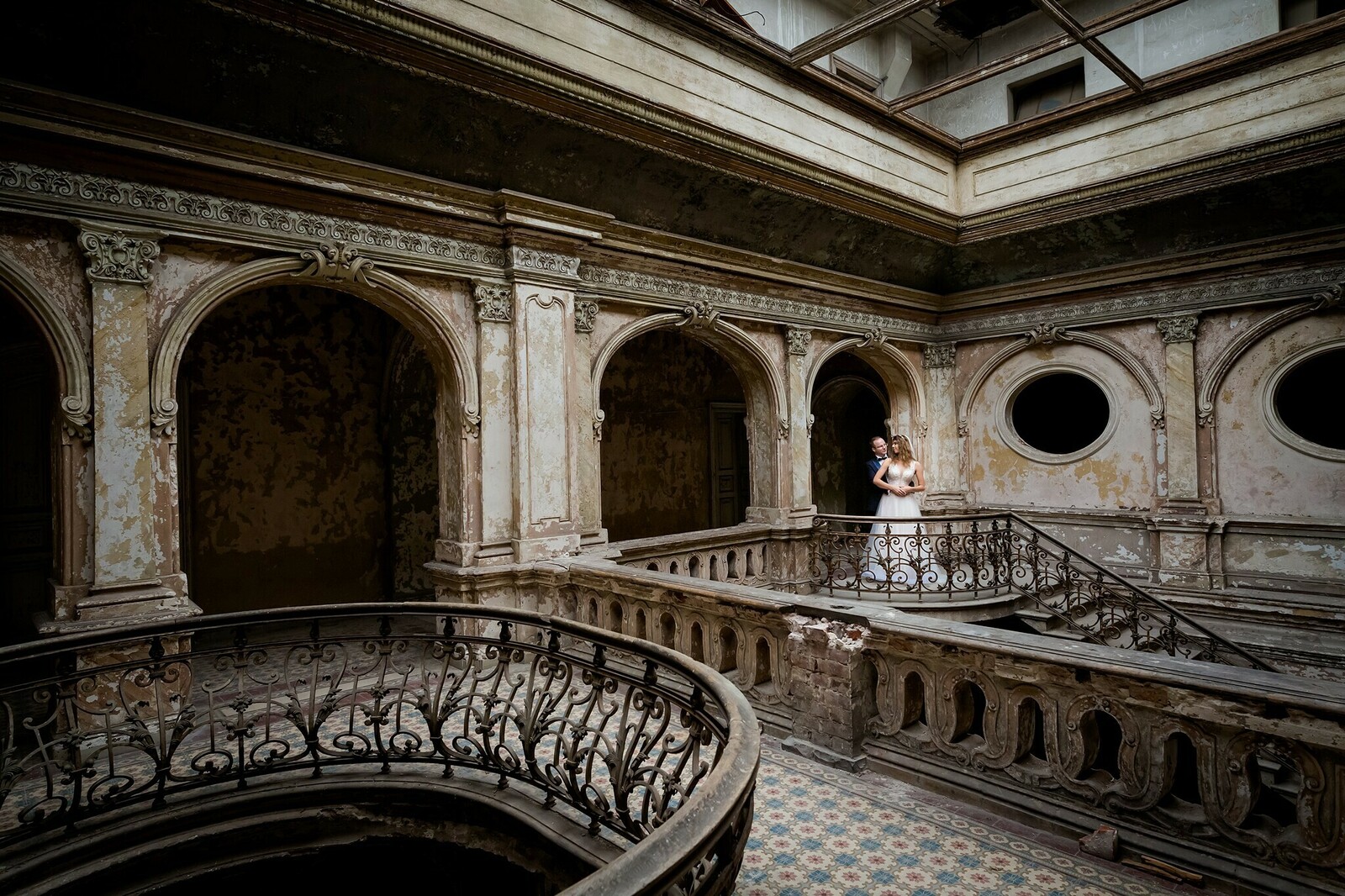 Plener ślubny w zamku, szczęśliwa para młoda w klimatycznych wnętrzach pałacu, fotografia ślubna
