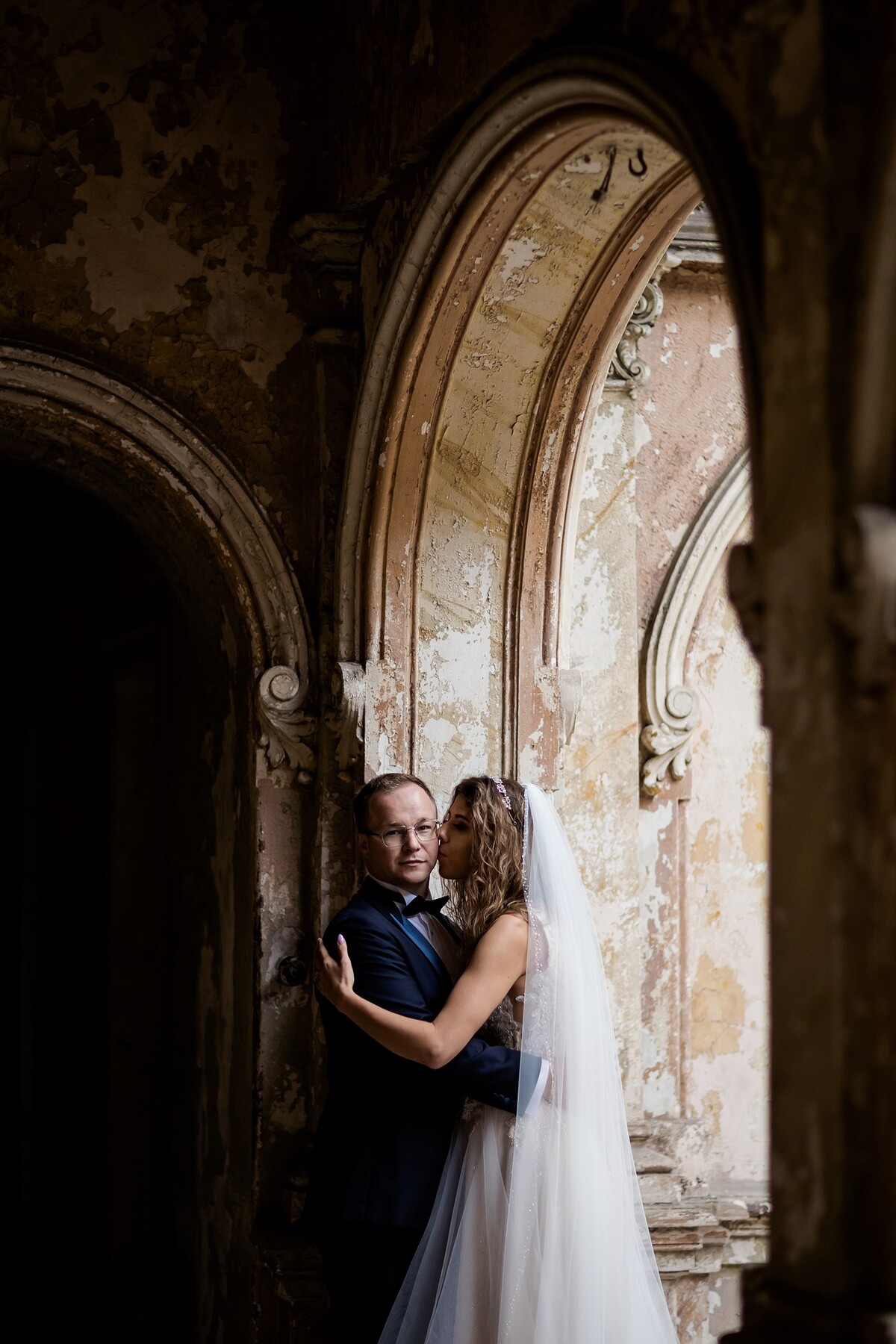 Plener ślubny w zamku, szczęśliwa para młoda w klimatycznych wnętrzach pałacu, fotografia ślubna