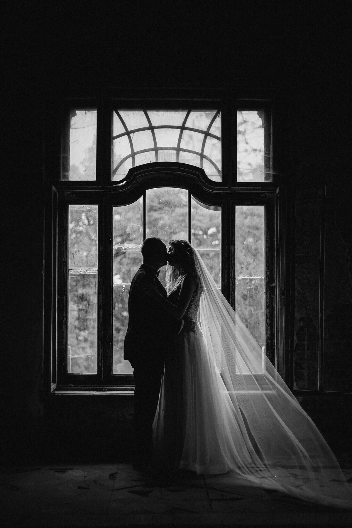 Plener ślubny w zamku, szczęśliwa para młoda w klimatycznych wnętrzach pałacu, fotografia ślubna