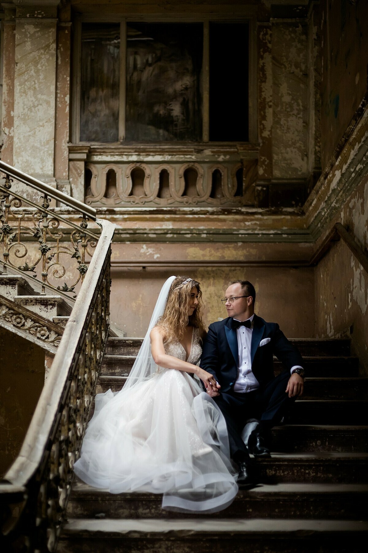 Plener ślubny w zamku, szczęśliwa para młoda w klimatycznych wnętrzach pałacu, fotografia ślubna