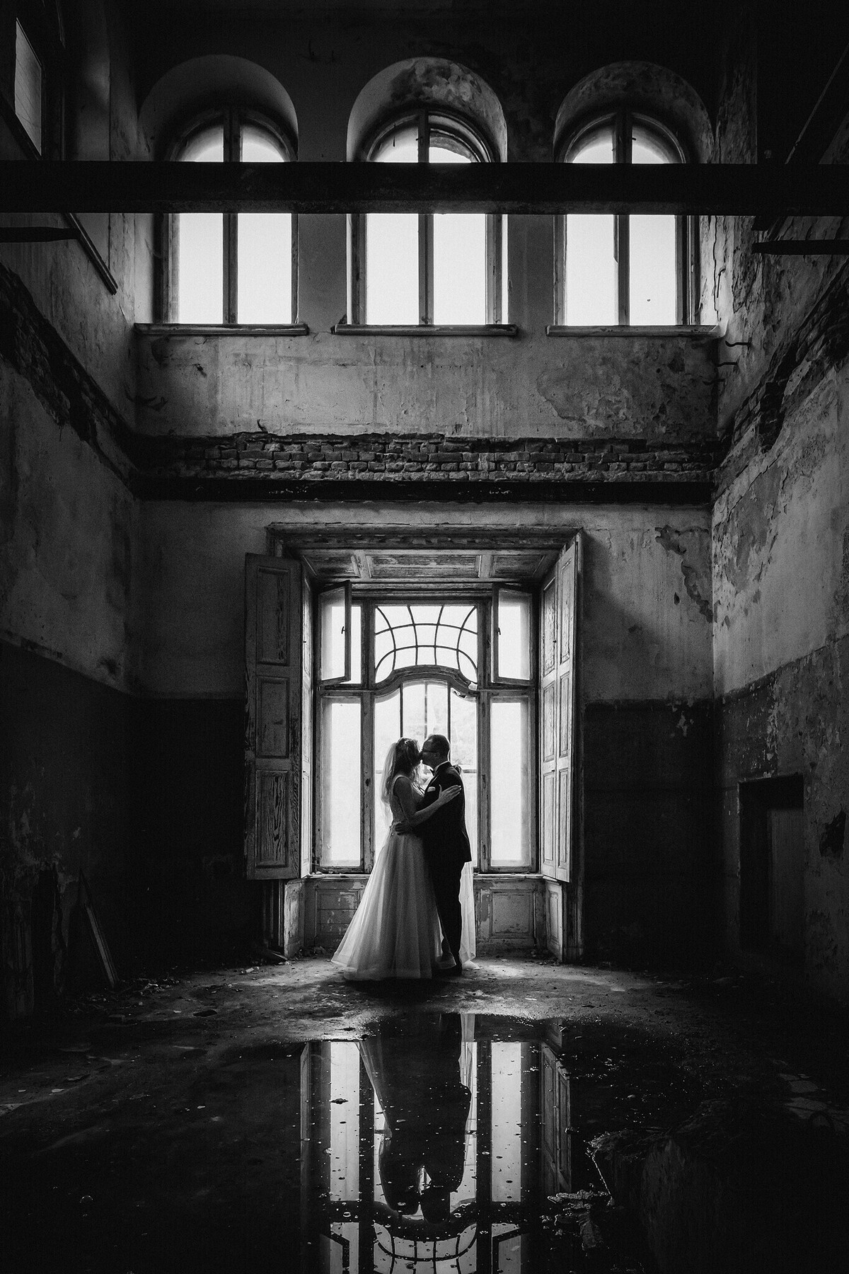 Plener ślubny w zamku, szczęśliwa para młoda w klimatycznych wnętrzach pałacu, fotografia ślubna