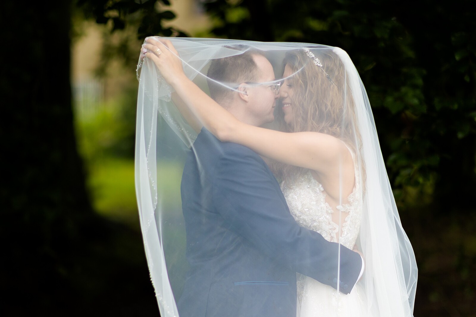 Plener ślubny w zamku, szczęśliwa para młoda w klimatycznych wnętrzach pałacu, fotografia ślubna