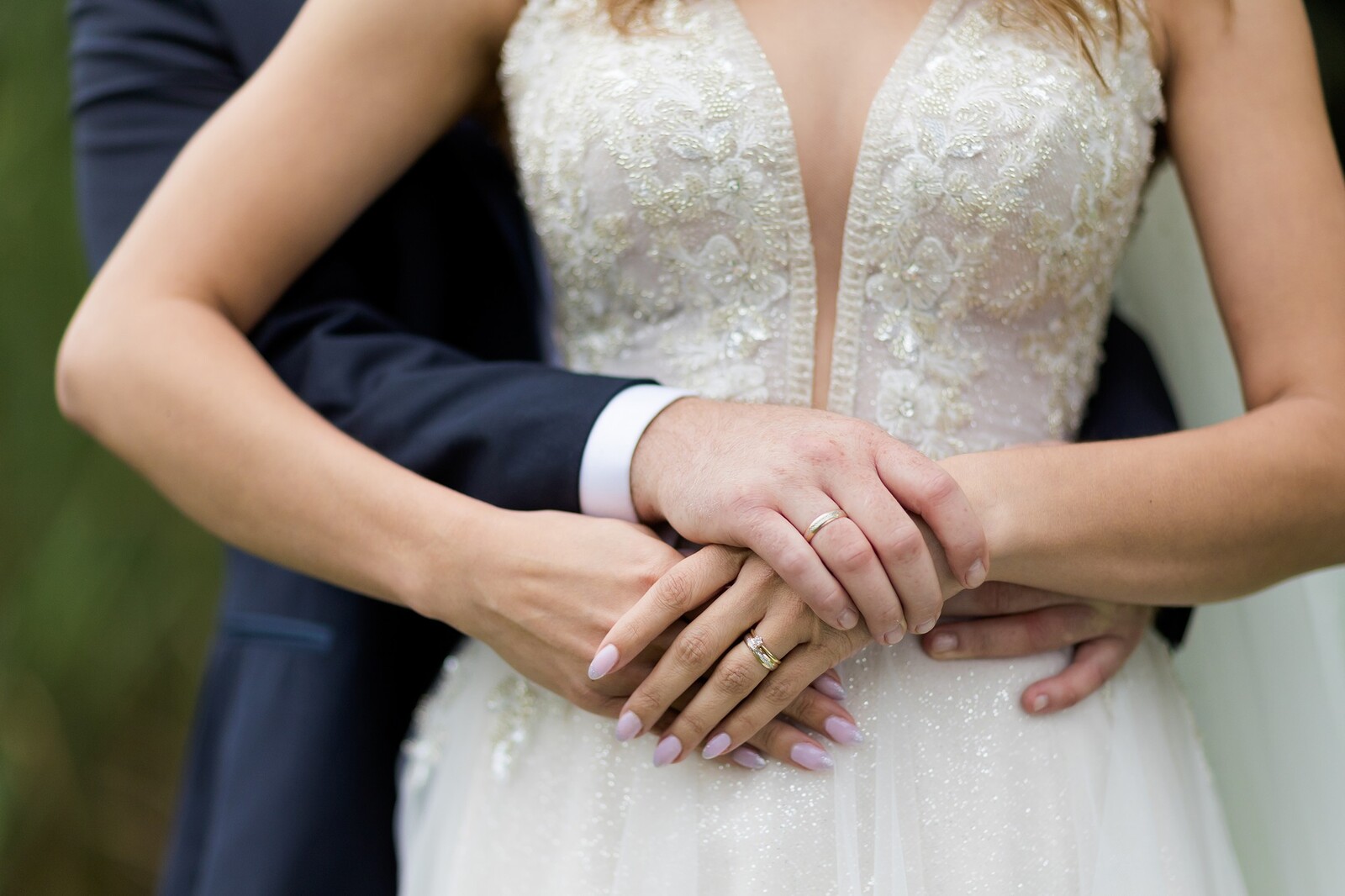 Plener ślubny w zamku, szczęśliwa para młoda w klimatycznych wnętrzach pałacu, fotografia ślubna