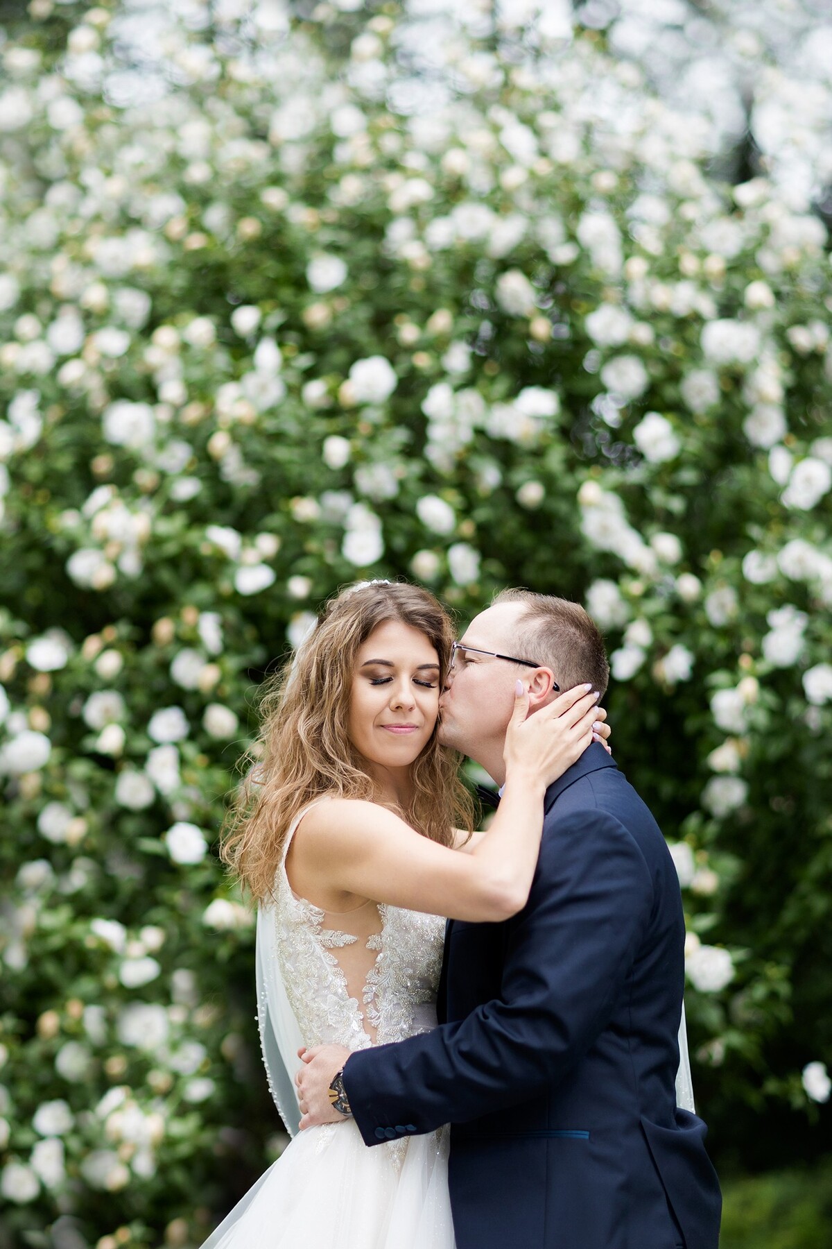 Plener ślubny w zamku, szczęśliwa para młoda w klimatycznych wnętrzach pałacu, fotografia ślubna