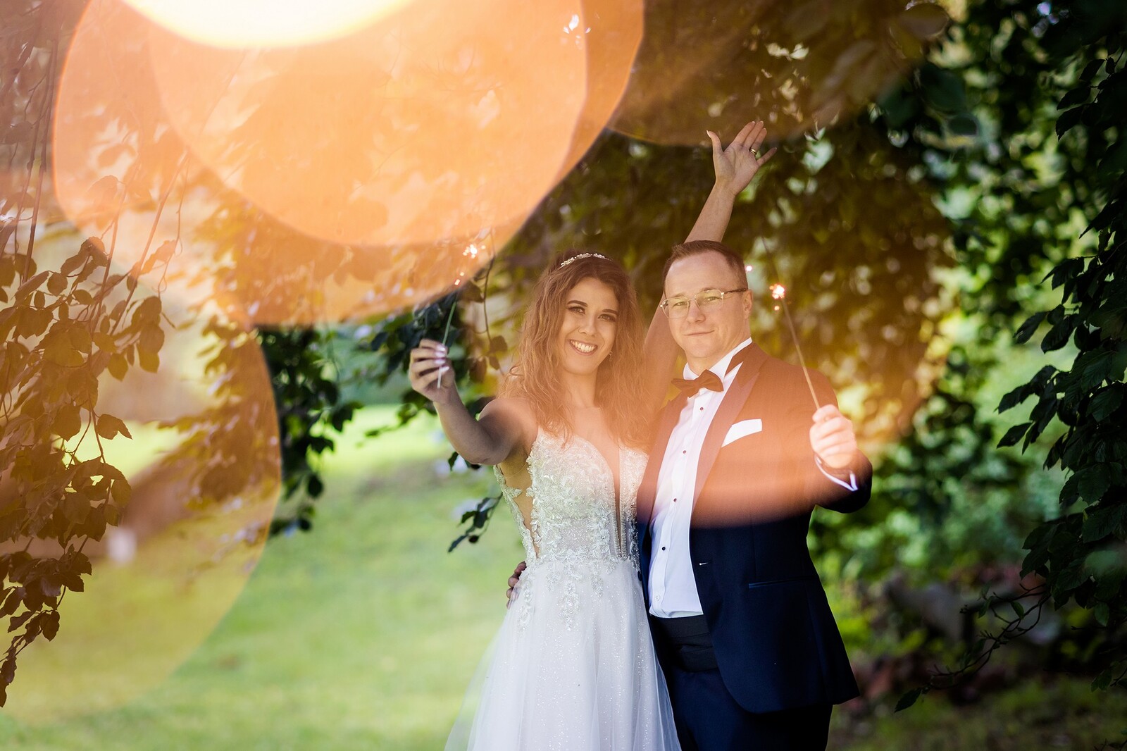 Plener ślubny w zamku, szczęśliwa para młoda w klimatycznych wnętrzach pałacu, fotografia ślubna