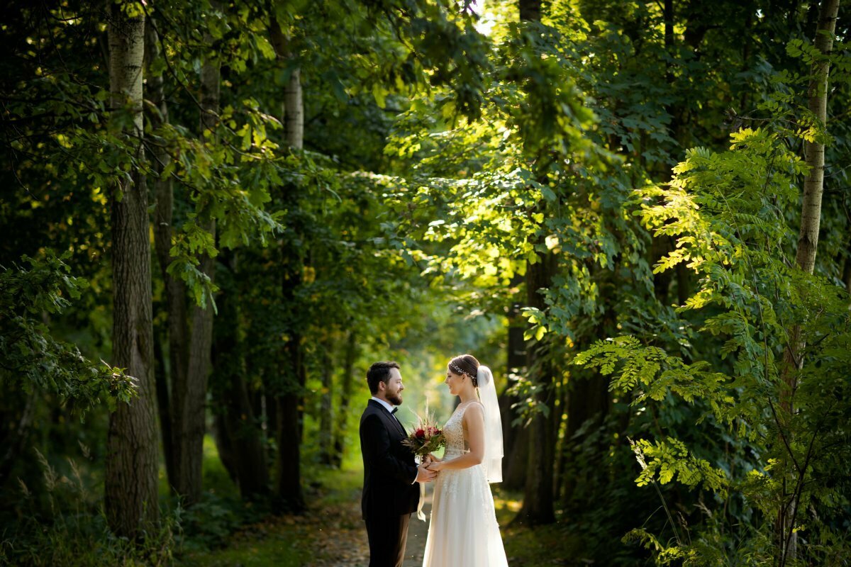 plener ślubny w lesie, romantyczna sesja ślubna śląsk, romantyczna sesja slubna slask, zdjecia slubne zywiec, romantyczny plener slubny, fotograf slubny bielsko, plener slubny w lesie slask, sesja slubna w lesie slask, plener slubny las slask, fotografia slubna slask, zdjecia slubne slask, fotografia slubna katowice, zdjecia slubne katowice, romantyczna sesja slubna slask, zdjecia slubne bielsko, fotografia slubna bielsko, oryginalny plener slubny, oryginalna sesja slubna, www.magiaobrazu.com