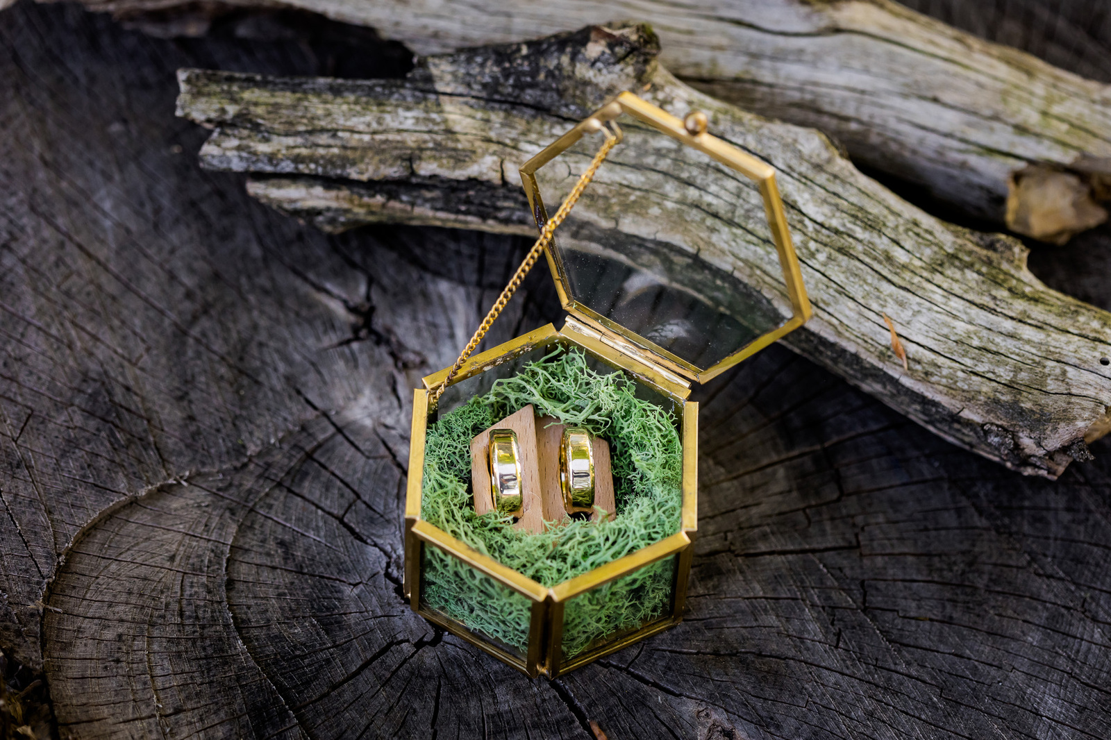 Piękny detal ślubnych obrączek