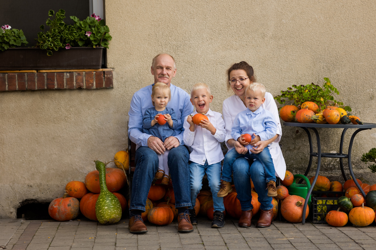 sesja dla dziadków w ogrodzie, sesja z wnukami, zdjecia z wnukami, lifestylowa sesja rodzinna pszczyna, sesja rodzinna bielsko, fotografia rodzinna slask, zdjecia portretowe pszczyna, sesja portretowa bielsko, zdjecia w plenerze bielsko, rodzina w plenerze slask, fotografia dziecieca bielsko, zdjecia dzieci bielsko, fotografia rodzinna bielsko-biala, fotografia rodzinna slask, fotograf rodzinny slask