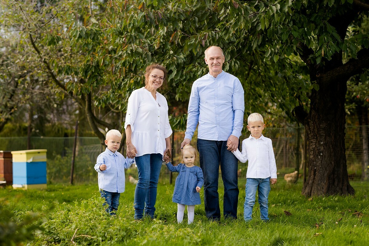 sesja dla dziadków w ogrodzie, sesja z wnukami, zdjecia z wnukami, lifestylowa sesja rodzinna pszczyna, sesja rodzinna bielsko, fotografia rodzinna slask, zdjecia portretowe pszczyna, sesja portretowa bielsko, zdjecia w plenerze bielsko, rodzina w plenerze slask, fotografia dziecieca bielsko, zdjecia dzieci bielsko, fotografia rodzinna bielsko-biala, fotografia rodzinna slask, fotograf rodzinny slask