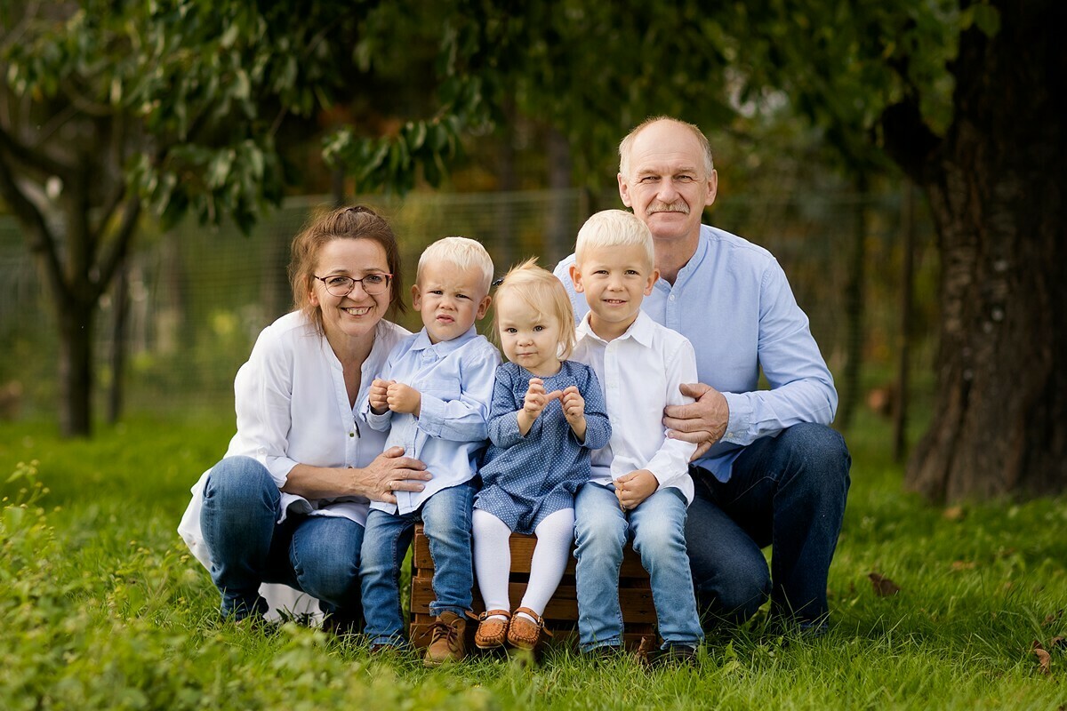 sesja dla dziadków w ogrodzie, sesja z wnukami, zdjecia z wnukami, lifestylowa sesja rodzinna pszczyna, sesja rodzinna bielsko, fotografia rodzinna slask, zdjecia portretowe pszczyna, sesja portretowa bielsko, zdjecia w plenerze bielsko, rodzina w plenerze slask, fotografia dziecieca bielsko, zdjecia dzieci bielsko, fotografia rodzinna bielsko-biala, fotografia rodzinna slask, fotograf rodzinny slask