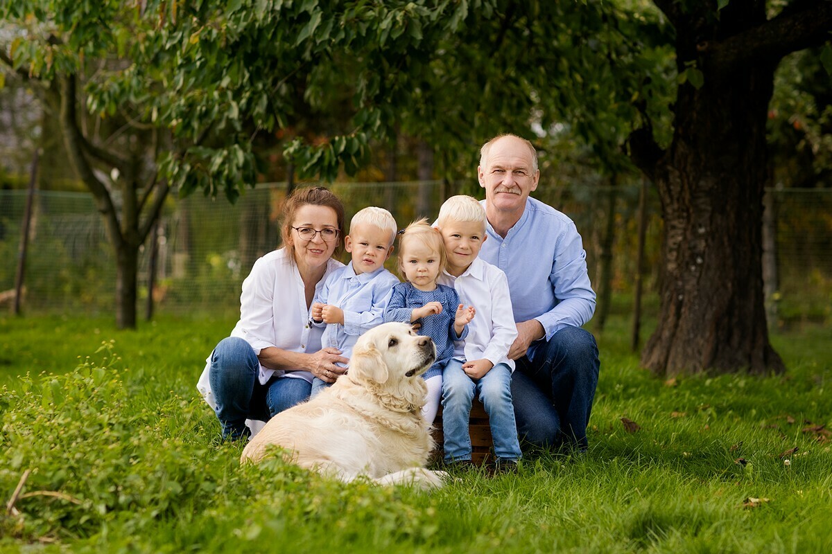 sesja dla dziadków w ogrodzie, sesja z wnukami, zdjecia z wnukami, lifestylowa sesja rodzinna pszczyna, sesja rodzinna bielsko, fotografia rodzinna slask, zdjecia portretowe pszczyna, sesja portretowa bielsko, zdjecia w plenerze bielsko, rodzina w plenerze slask, fotografia dziecieca bielsko, zdjecia dzieci bielsko, fotografia rodzinna bielsko-biala, fotografia rodzinna slask, fotograf rodzinny slask