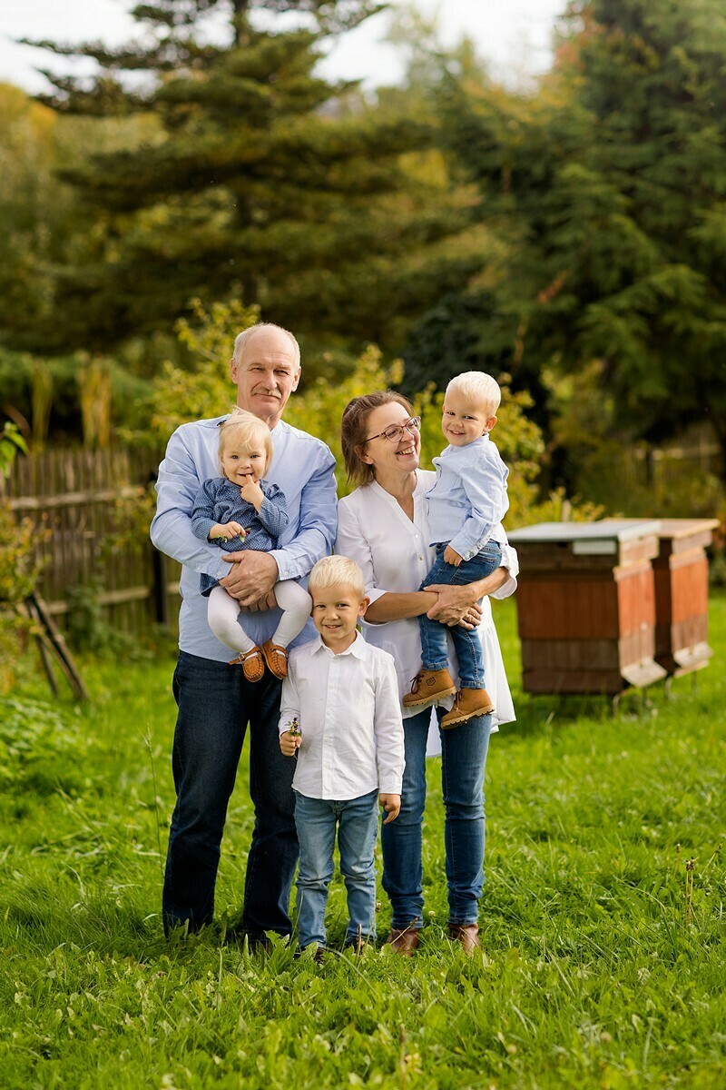 sesja dla dziadków w ogrodzie, sesja z wnukami, zdjecia z wnukami, lifestylowa sesja rodzinna pszczyna, sesja rodzinna bielsko, fotografia rodzinna slask, zdjecia portretowe pszczyna, sesja portretowa bielsko, zdjecia w plenerze bielsko, rodzina w plenerze slask, fotografia dziecieca bielsko, zdjecia dzieci bielsko, fotografia rodzinna bielsko-biala, fotografia rodzinna slask, fotograf rodzinny slask