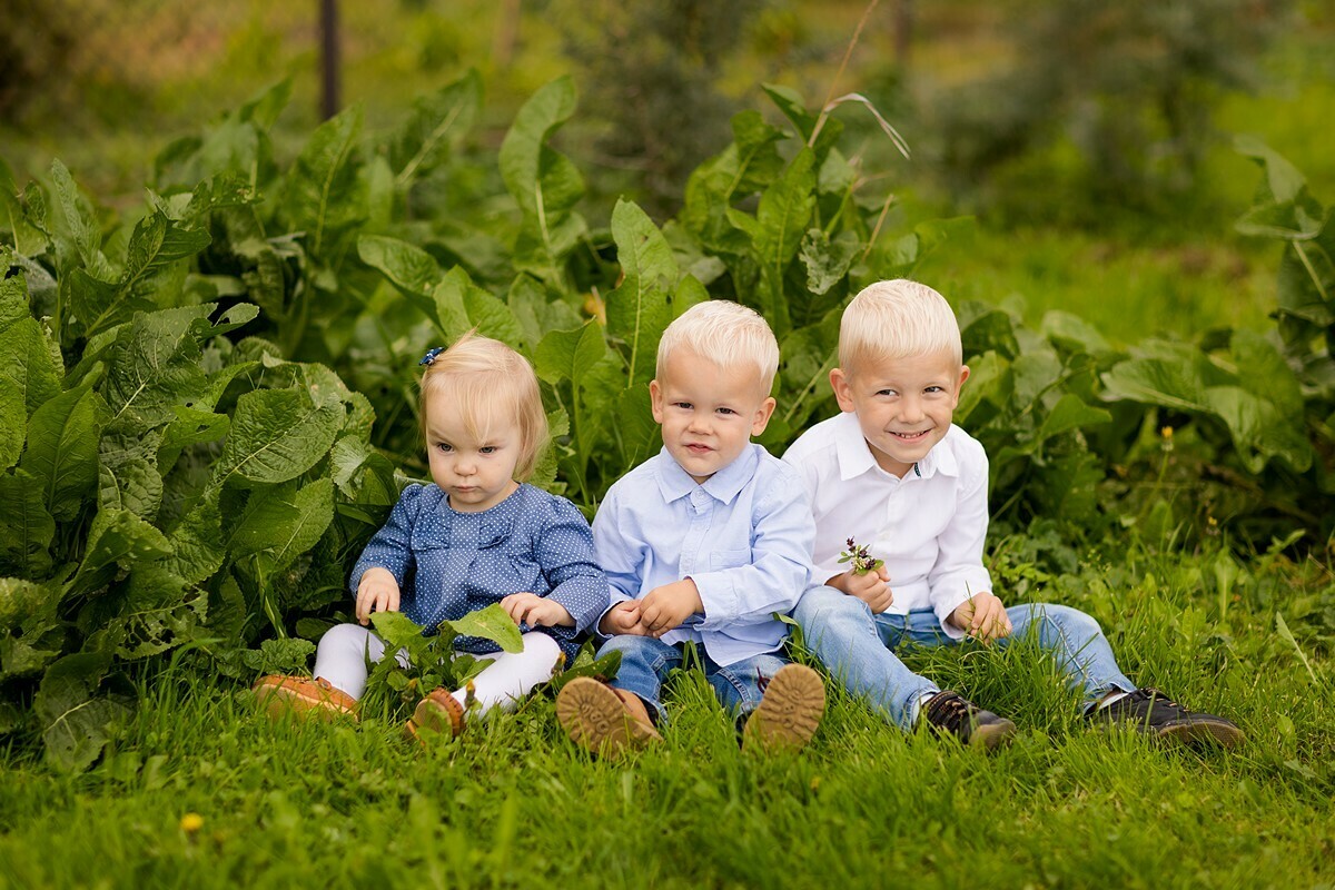 sesja dla dziadków w ogrodzie, sesja z wnukami, zdjecia z wnukami, lifestylowa sesja rodzinna pszczyna, sesja rodzinna bielsko, fotografia rodzinna slask, zdjecia portretowe pszczyna, sesja portretowa bielsko, zdjecia w plenerze bielsko, rodzina w plenerze slask, fotografia dziecieca bielsko, zdjecia dzieci bielsko, fotografia rodzinna bielsko-biala, fotografia rodzinna slask, fotograf rodzinny slask