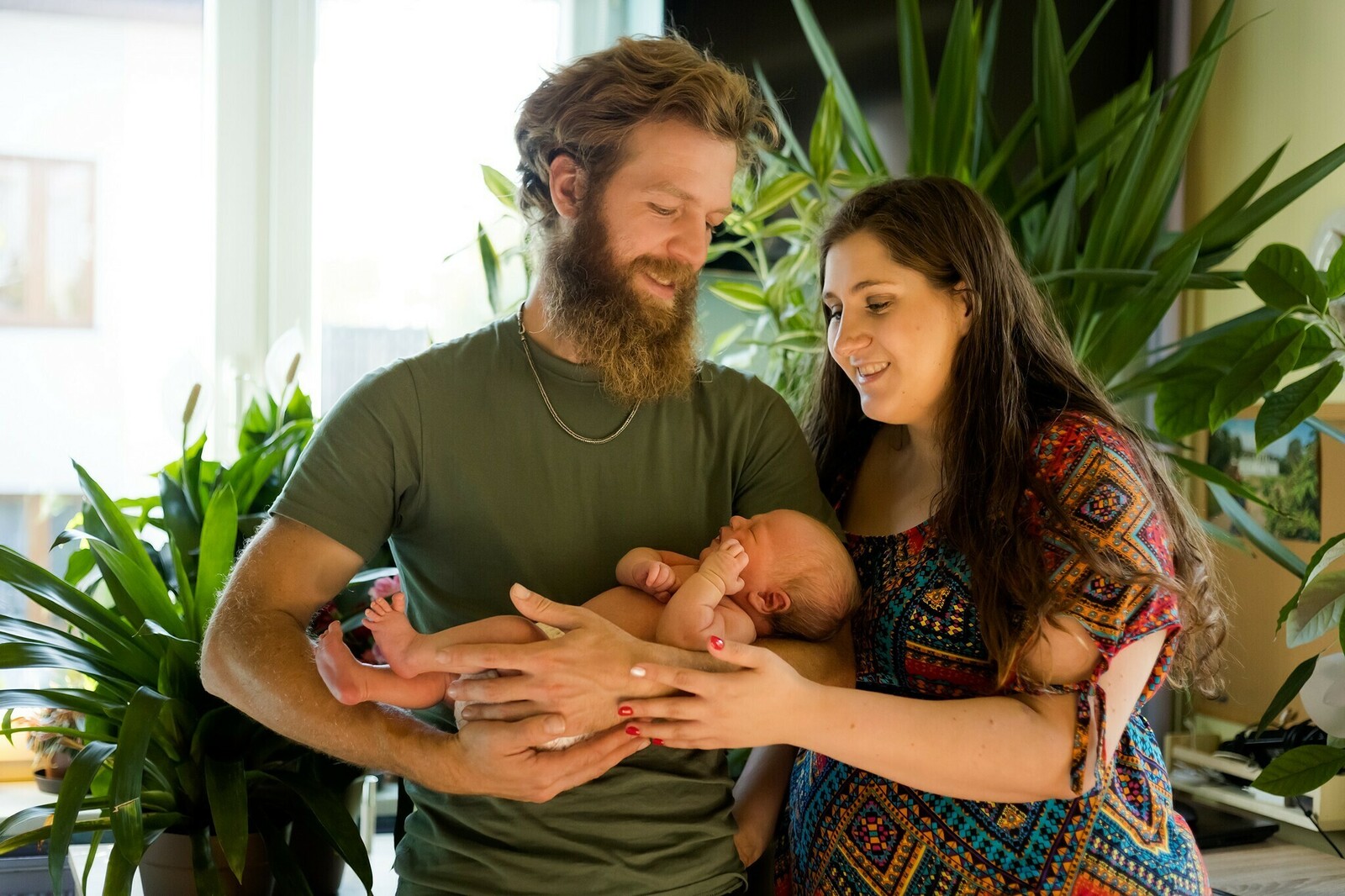 Sesja noworodkowa Miłoszka w otoczeniu domowej zieleni