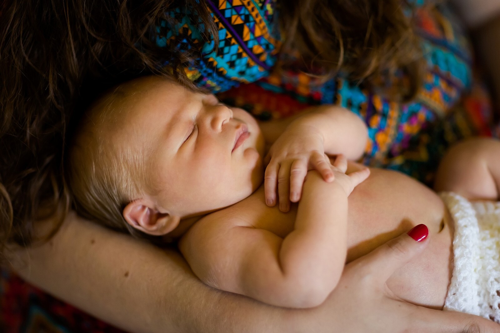 Sesja noworodkowa Miłoszka w otoczeniu domowej zieleni