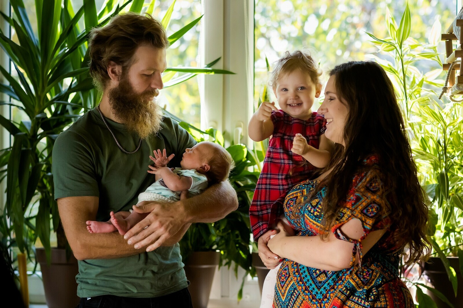 Sesja noworodkowa Miłoszka w otoczeniu domowej zieleni