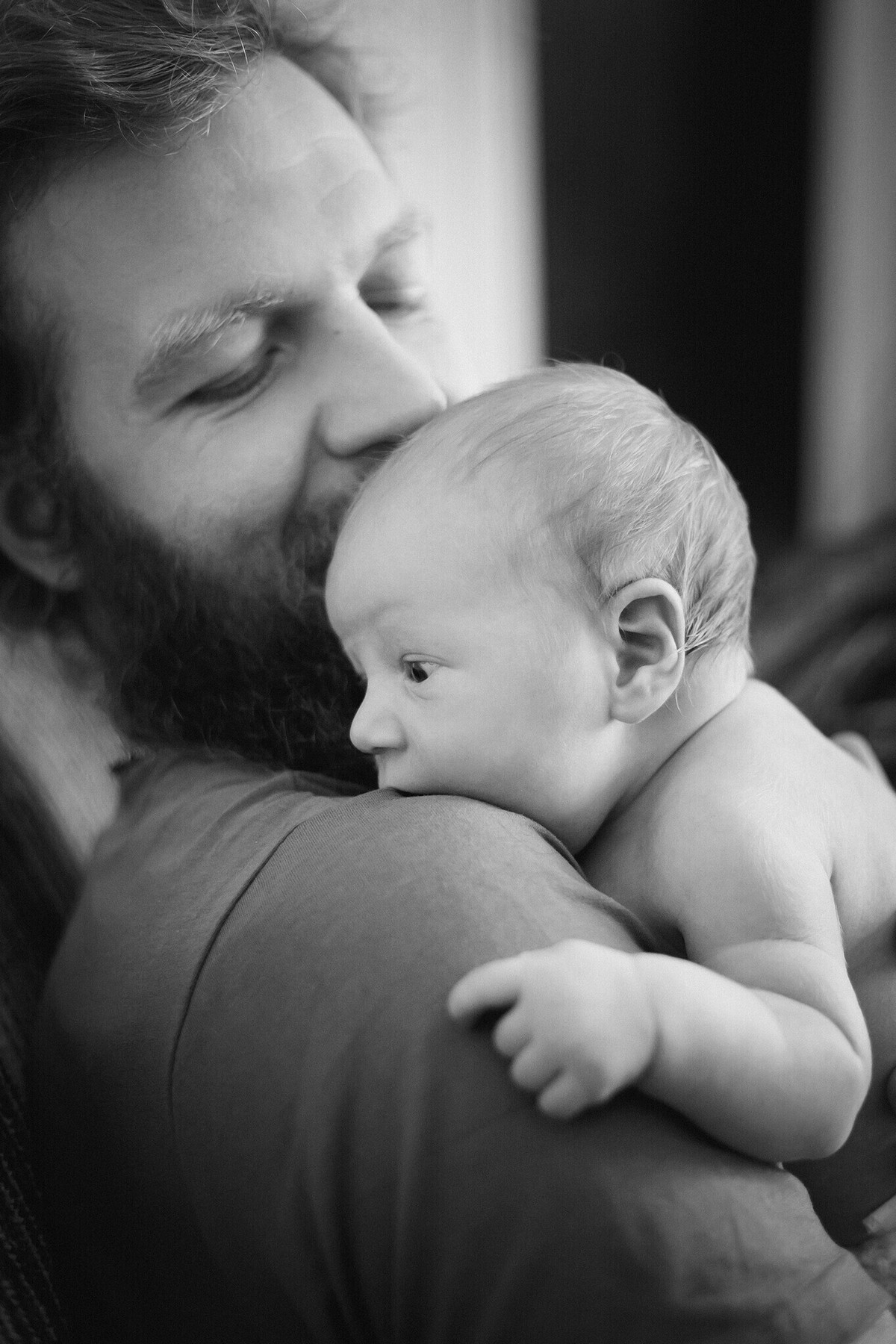 Sesja noworodkowa Miłoszka w otoczeniu domowej zieleni