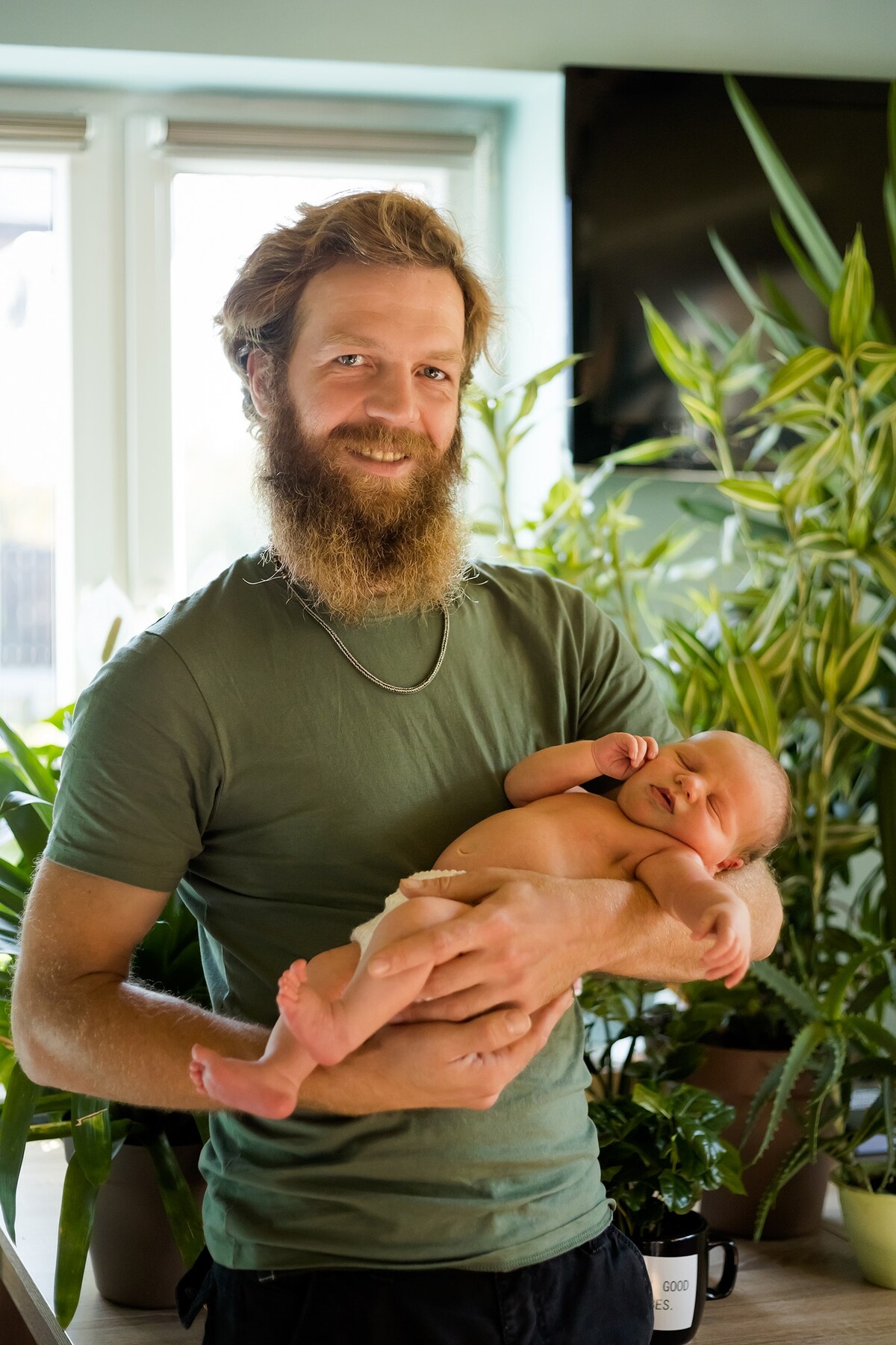 Sesja noworodkowa Miłoszka w otoczeniu domowej zieleni