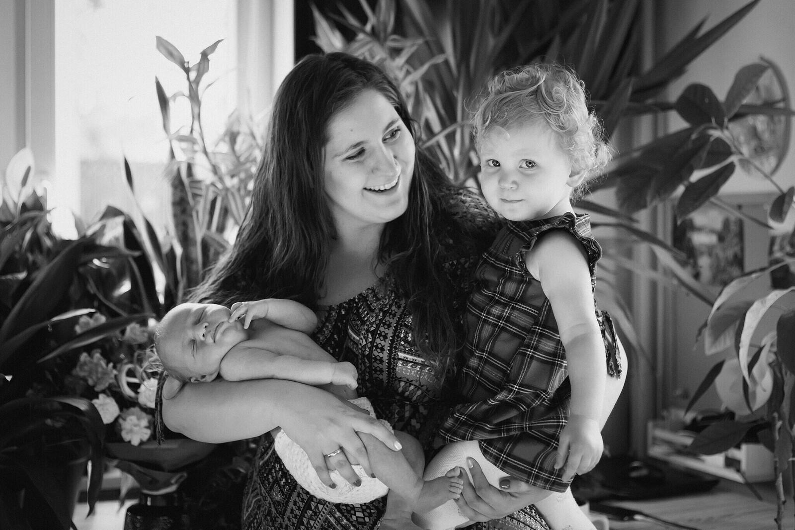 Sesja noworodkowa Miłoszka w otoczeniu domowej zieleni