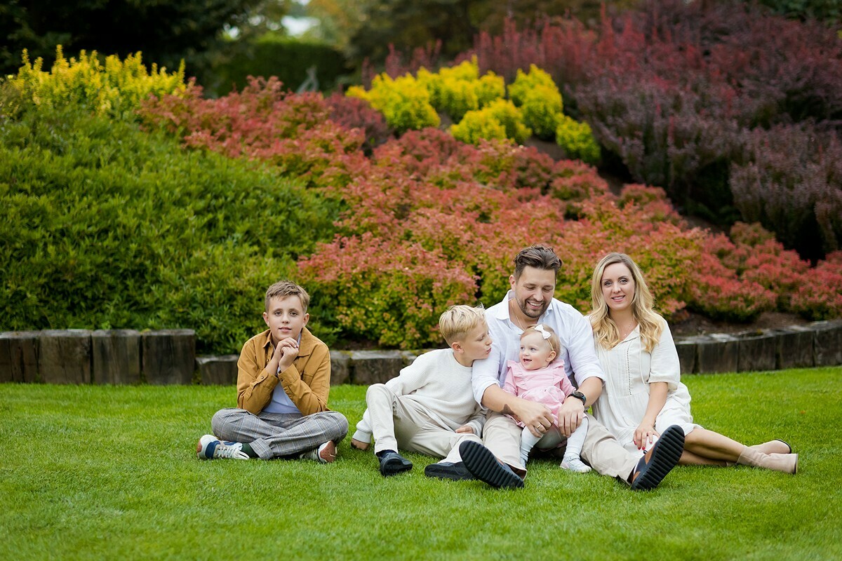 sesja rodzinna w ogrodach kapias, sesje rodzinne w naturze, sesja w ogrodach kapias, sesje w ogrodach kapias, lifestylowa sesja rodzinna pszczyna, sesja rodzinna z psem, sesje rodzinne z psem, zdjecia rodzinne z psem, lifestylowe sesje rodzinne pszczyna, sesje dzieciece pszczyna, zdjecia dzieciece pszczyna, sesja rodzinna bielsko, fotografia rodzinna slask, rodzina w plenerze slask, fotografia dziecieca bielsko, fotografia rodzinna slask, fotograf rodzinny slask, fotograf czechowice, fotografia bielsko