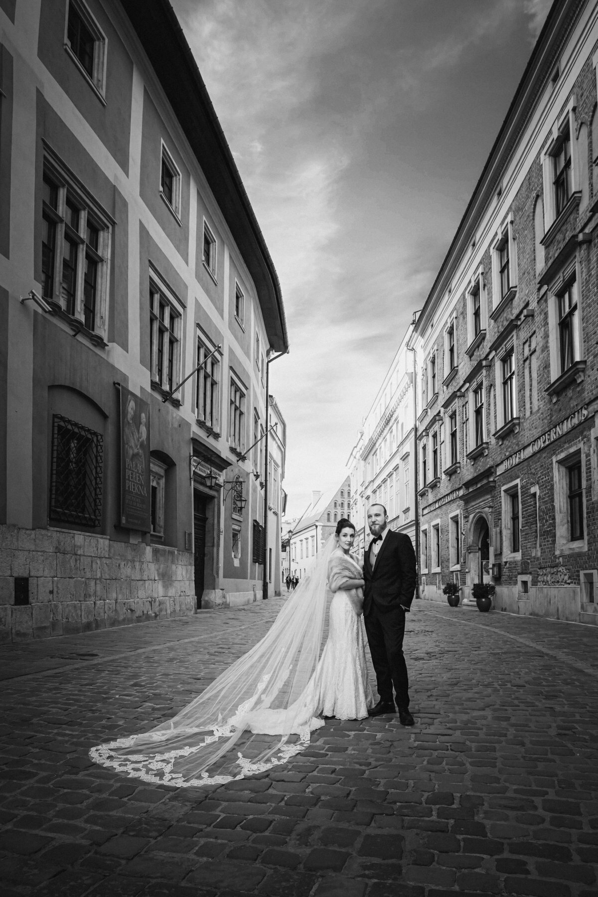 sesja ślubna kraków, plener slubny na rynku w krakowie, sesja slubna w krakowie, sesja na krakowskim rynku, plener slubny krakow, sesja slubna kraków, fotograf na slub krakow, fotografia slubna krakow, zdjecia slubne krakow, fotograf slubny krakow, zdjecia slubne slask, fotografia slubna slask, fotograf na slub slask, sesja slubna na krakowskim rynku, zdjecia slubne bielsko, fotografia slubna bielsko, fotografia slubna cieszyn