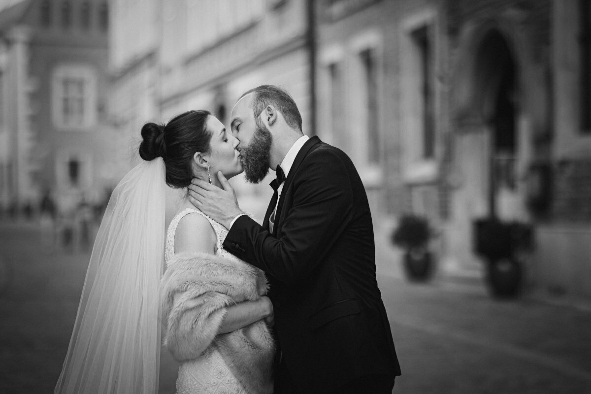 sesja ślubna kraków, plener slubny na rynku w krakowie, sesja slubna w krakowie, sesja na krakowskim rynku, plener slubny krakow, sesja slubna kraków, fotograf na slub krakow, fotografia slubna krakow, zdjecia slubne krakow, fotograf slubny krakow, zdjecia slubne slask, fotografia slubna slask, fotograf na slub slask, sesja slubna na krakowskim rynku, zdjecia slubne bielsko, fotografia slubna bielsko, fotografia slubna cieszyn