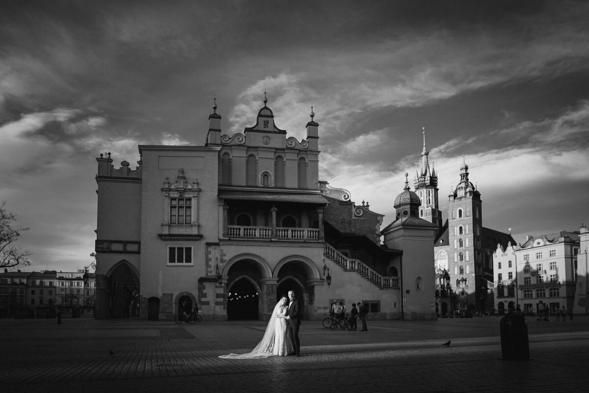sesja ślubna kraków, plener slubny na rynku w krakowie, sesja slubna w krakowie, sesja na krakowskim rynku, plener slubny krakow, sesja slubna kraków, fotograf na slub krakow, fotografia slubna krakow, zdjecia slubne krakow, fotograf slubny krakow, zdjecia slubne slask, fotografia slubna slask, fotograf na slub slask, sesja slubna na krakowskim rynku, zdjecia slubne bielsko, fotografia slubna bielsko, fotografia slubna cieszyn