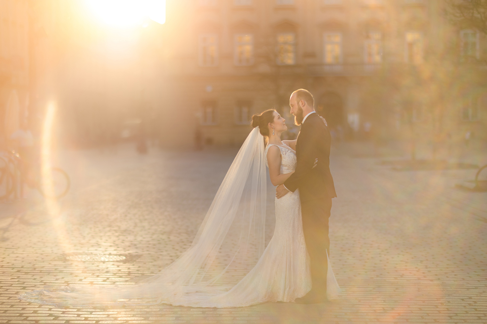 plener slubny na rynku w krakowie, sesja slubna w krakowie, plener slubny krakow, sesja slubna kraków, fotograf na slub krakow, fotografia slubna krakow, zdjecia slubne krakow, fotograf slubny krakow, zdjecia slubne slask, fotografia slubna slask, fotograf na slub slask, sesja slubna na krakowskim rynku, zdjecia slubne bielsko, fotografia slubna bielsko, fotografia slubna cieszyn