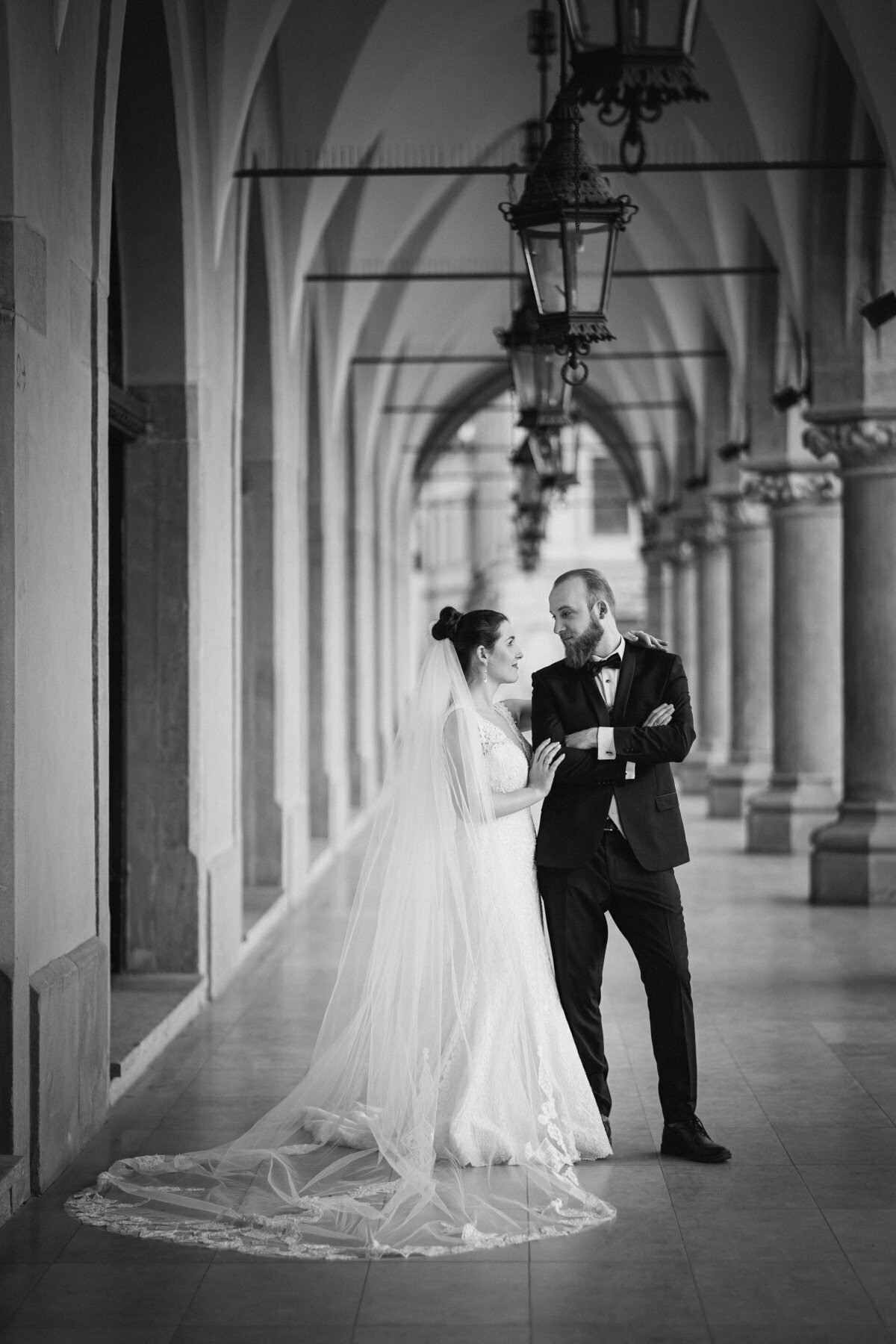 sesja ślubna kraków, plener slubny na rynku w krakowie, sesja slubna w krakowie, sesja na krakowskim rynku, plener slubny krakow, sesja slubna kraków, fotograf na slub krakow, fotografia slubna krakow, zdjecia slubne krakow, fotograf slubny krakow, zdjecia slubne slask, fotografia slubna slask, fotograf na slub slask, sesja slubna na krakowskim rynku, zdjecia slubne bielsko, fotografia slubna bielsko, fotografia slubna cieszyn