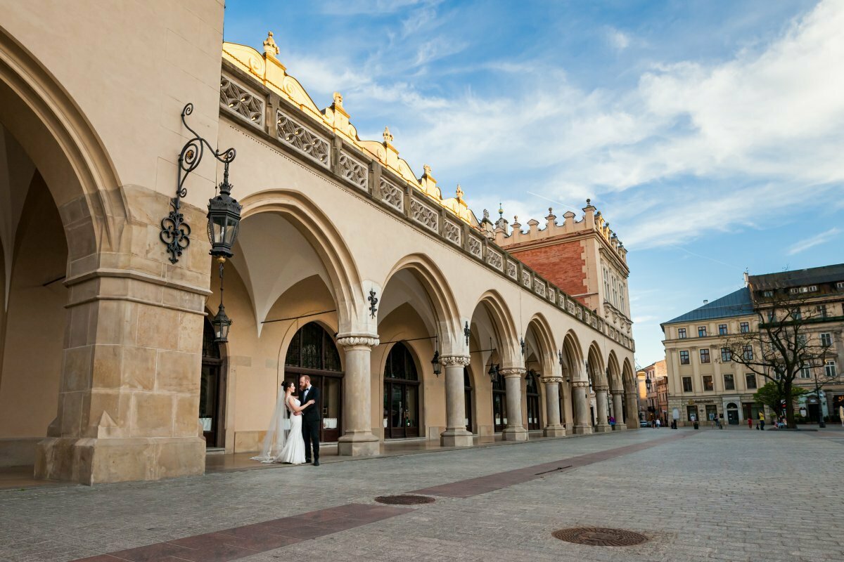 sesja ślubna kraków, plener slubny na rynku w krakowie, sesja slubna w krakowie, sesja na krakowskim rynku, plener slubny krakow, sesja slubna kraków, fotograf na slub krakow, fotografia slubna krakow, zdjecia slubne krakow, fotograf slubny krakow, zdjecia slubne slask, fotografia slubna slask, fotograf na slub slask, sesja slubna na krakowskim rynku, zdjecia slubne bielsko, fotografia slubna bielsko, fotografia slubna cieszyn
