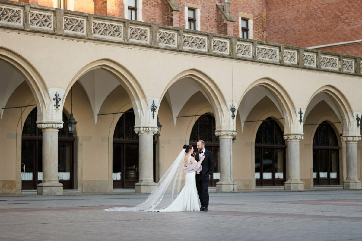 sesja ślubna kraków, plener slubny na rynku w krakowie, sesja slubna w krakowie, sesja na krakowskim rynku, plener slubny krakow, sesja slubna kraków, fotograf na slub krakow, fotografia slubna krakow, zdjecia slubne krakow, fotograf slubny krakow, zdjecia slubne slask, fotografia slubna slask, fotograf na slub slask, sesja slubna na krakowskim rynku, zdjecia slubne bielsko, fotografia slubna bielsko, fotografia slubna cieszyn