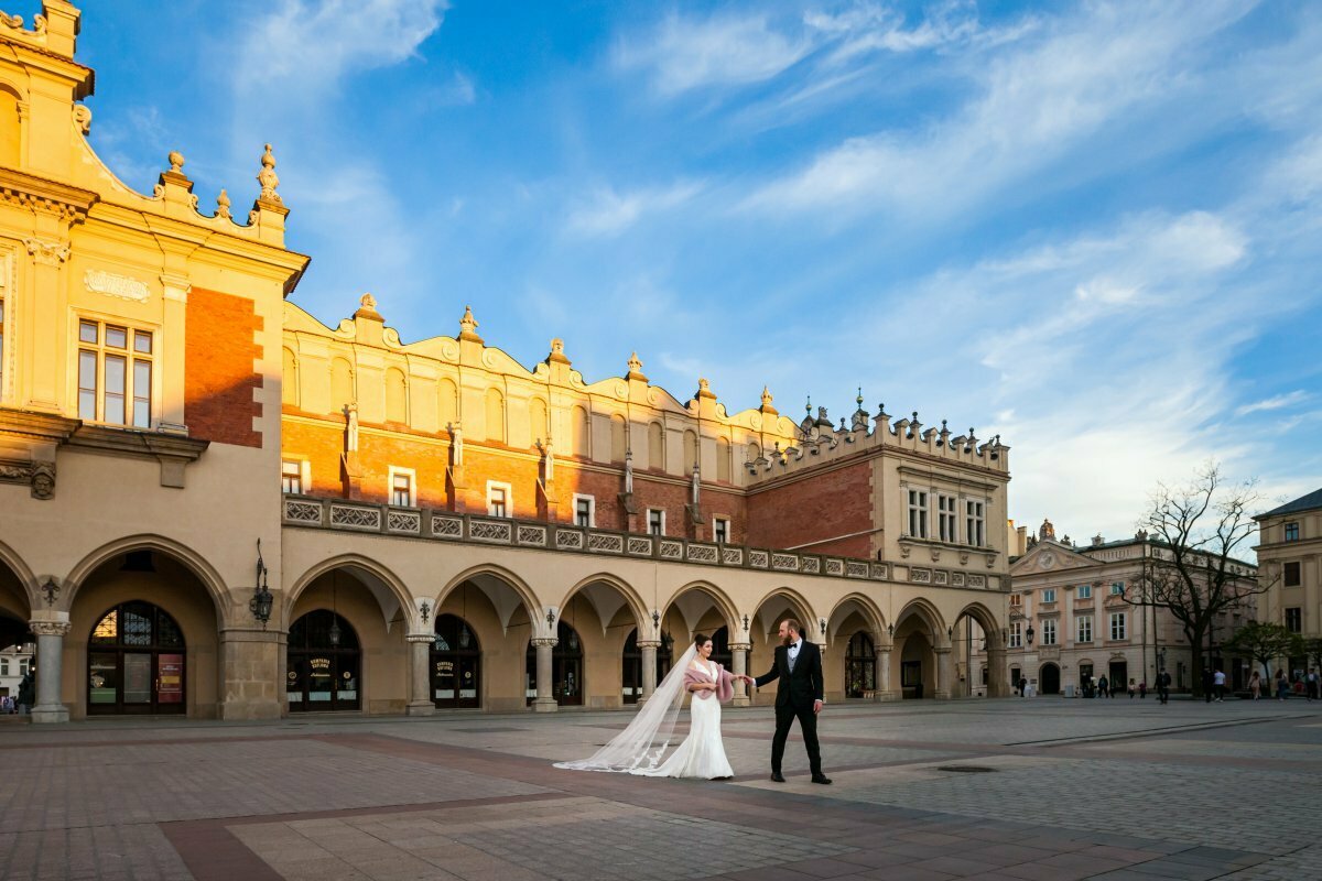 sesja ślubna kraków, plener slubny na rynku w krakowie, sesja slubna w krakowie, sesja na krakowskim rynku, plener slubny krakow, sesja slubna kraków, fotograf na slub krakow, fotografia slubna krakow, zdjecia slubne krakow, fotograf slubny krakow, zdjecia slubne slask, fotografia slubna slask, fotograf na slub slask, sesja slubna na krakowskim rynku, zdjecia slubne bielsko, fotografia slubna bielsko, fotografia slubna cieszyn