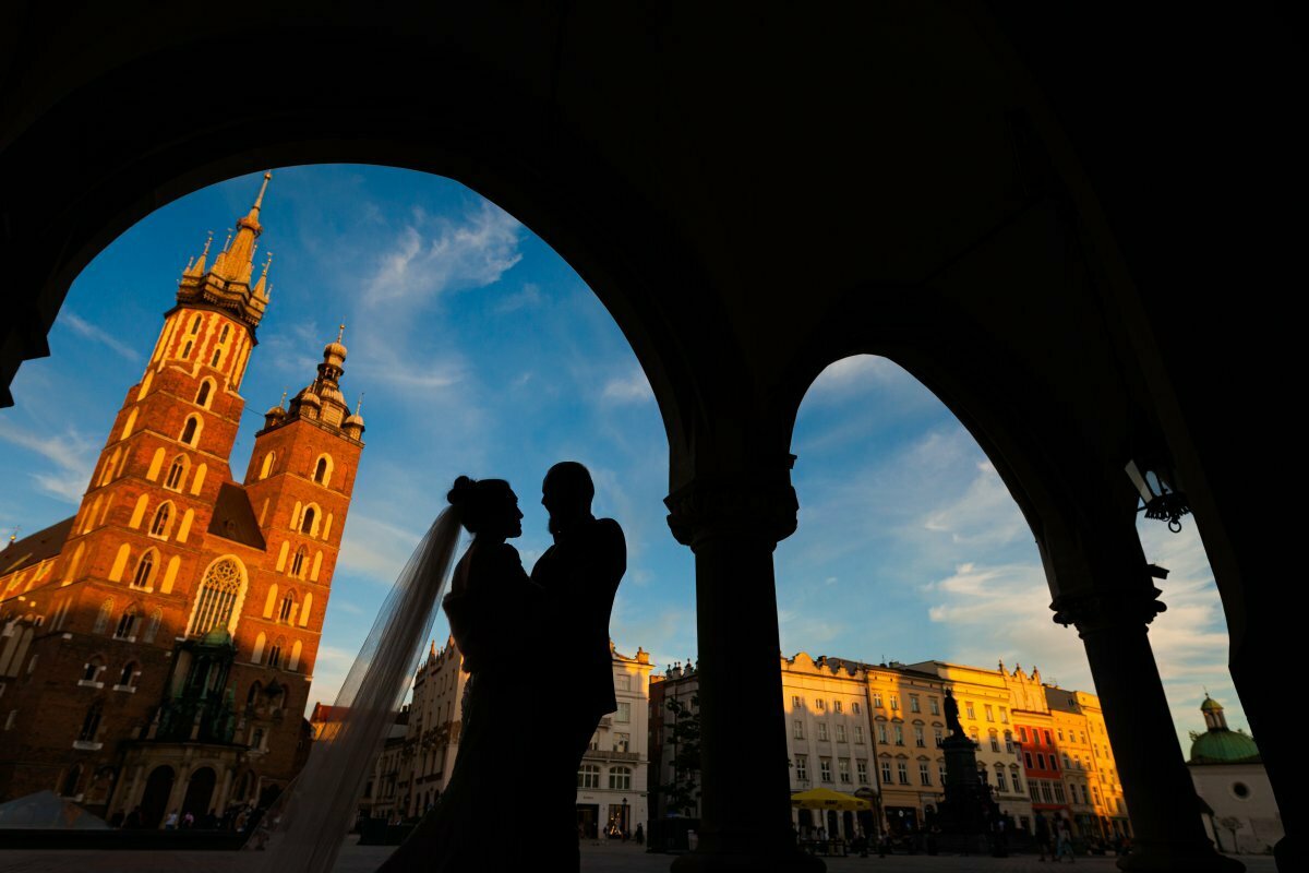 sesja ślubna kraków, plener slubny na rynku w krakowie, sesja slubna w krakowie, sesja na krakowskim rynku, plener slubny krakow, sesja slubna kraków, fotograf na slub krakow, fotografia slubna krakow, zdjecia slubne krakow, fotograf slubny krakow, zdjecia slubne slask, fotografia slubna slask, fotograf na slub slask, sesja slubna na krakowskim rynku, zdjecia slubne bielsko, fotografia slubna bielsko, fotografia slubna cieszyn