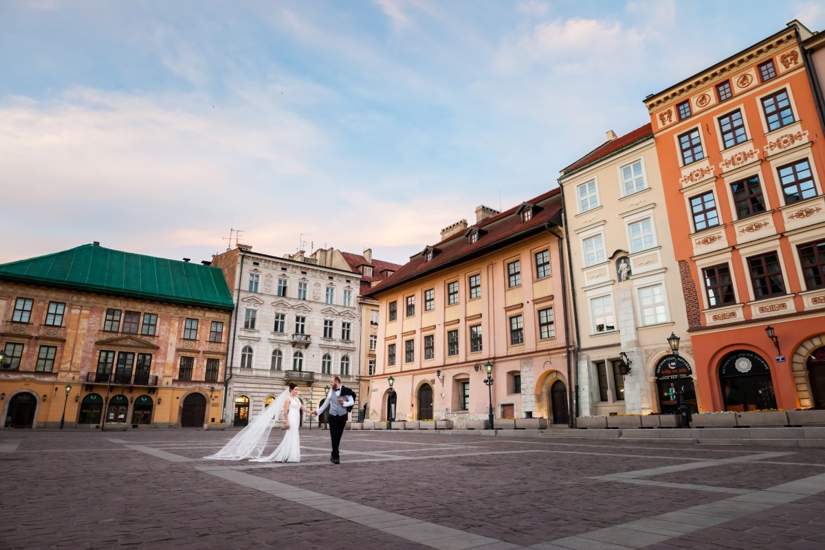 sesja ślubna kraków, plener slubny na rynku w krakowie, sesja slubna w krakowie, sesja na krakowskim rynku, plener slubny krakow, sesja slubna kraków, fotograf na slub krakow, fotografia slubna krakow, zdjecia slubne krakow, fotograf slubny krakow, zdjecia slubne slask, fotografia slubna slask, fotograf na slub slask, sesja slubna na krakowskim rynku, zdjecia slubne bielsko, fotografia slubna bielsko, fotografia slubna cieszyn