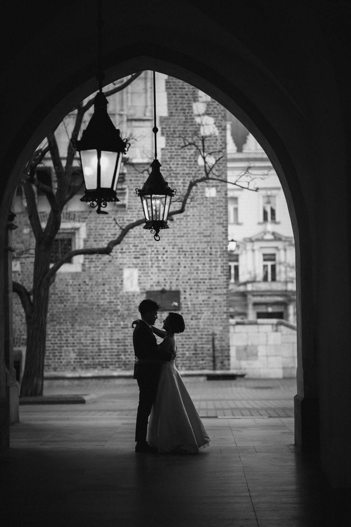 sesja ślubna w Krakowie, plener slubny na rynku w krakowie, fotograf na slub krakow, fotografia slubna krakow, zdjecia slubne krakow, fotograf slubny krakow, fotograf weselny krakow, zdjecia slubne slask, fotografia slubna slask, prewedding session krakow, cracow pre wedding session, fotograf na slub slask, sesja slubna na krakowskim rynku, sesja slubna o swicie, zdjecia slubne bielsko, fotografia slubna bielsko, zdjecia slubne wadowice, fotografia slubna wadowice, plener slubny o swicie, dwoch fotografow na slub, zdjecia slubne cieszyn, sesja slubna na wawelu, plener slubny wawel, fotografia slubna cieszyn