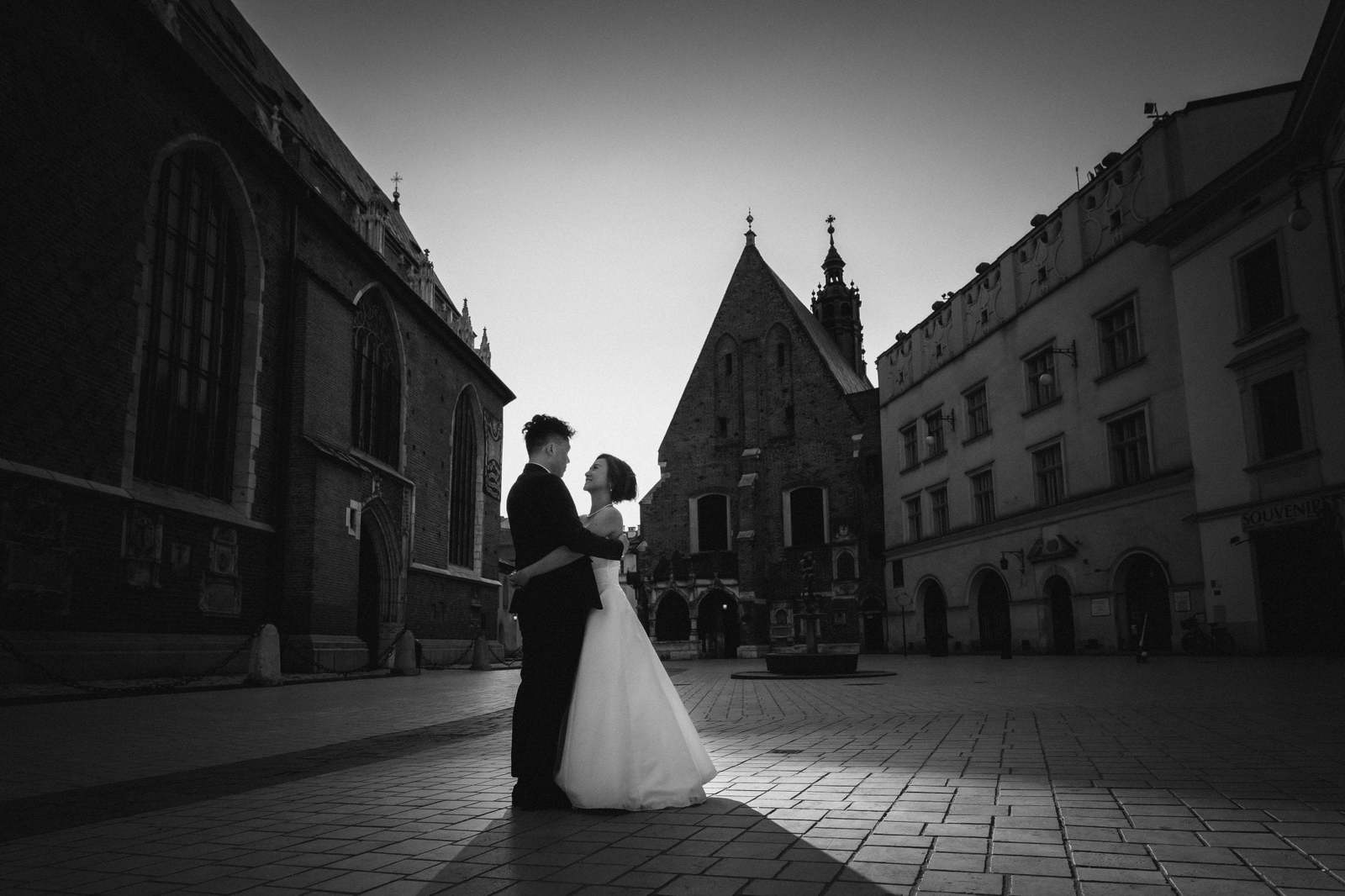 sesja ślubna w Krakowie, plener slubny na rynku w krakowie, fotograf na slub krakow, fotografia slubna krakow, zdjecia slubne krakow, fotograf slubny krakow, fotograf weselny krakow, zdjecia slubne slask, fotografia slubna slask, prewedding session krakow, cracow pre wedding session, fotograf na slub slask, sesja slubna na krakowskim rynku, sesja slubna o swicie, zdjecia slubne bielsko, fotografia slubna bielsko, zdjecia slubne wadowice, fotografia slubna wadowice, plener slubny o swicie, dwoch fotografow na slub, zdjecia slubne cieszyn, sesja slubna na wawelu, plener slubny wawel, fotografia slubna cieszyn