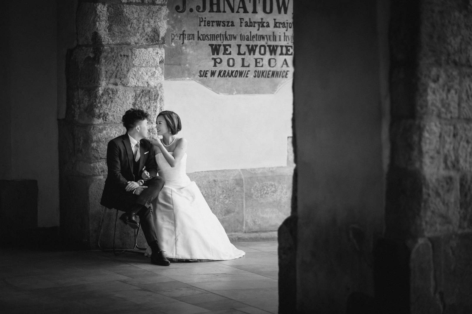 sesja ślubna w Krakowie, plener slubny na rynku w krakowie, fotograf na slub krakow, fotografia slubna krakow, zdjecia slubne krakow, fotograf slubny krakow, fotograf weselny krakow, zdjecia slubne slask, fotografia slubna slask, prewedding session krakow, cracow pre wedding session, fotograf na slub slask, sesja slubna na krakowskim rynku, sesja slubna o swicie, zdjecia slubne bielsko, fotografia slubna bielsko, zdjecia slubne wadowice, fotografia slubna wadowice, plener slubny o swicie, dwoch fotografow na slub, zdjecia slubne cieszyn, sesja slubna na wawelu, plener slubny wawel, fotografia slubna cieszyn