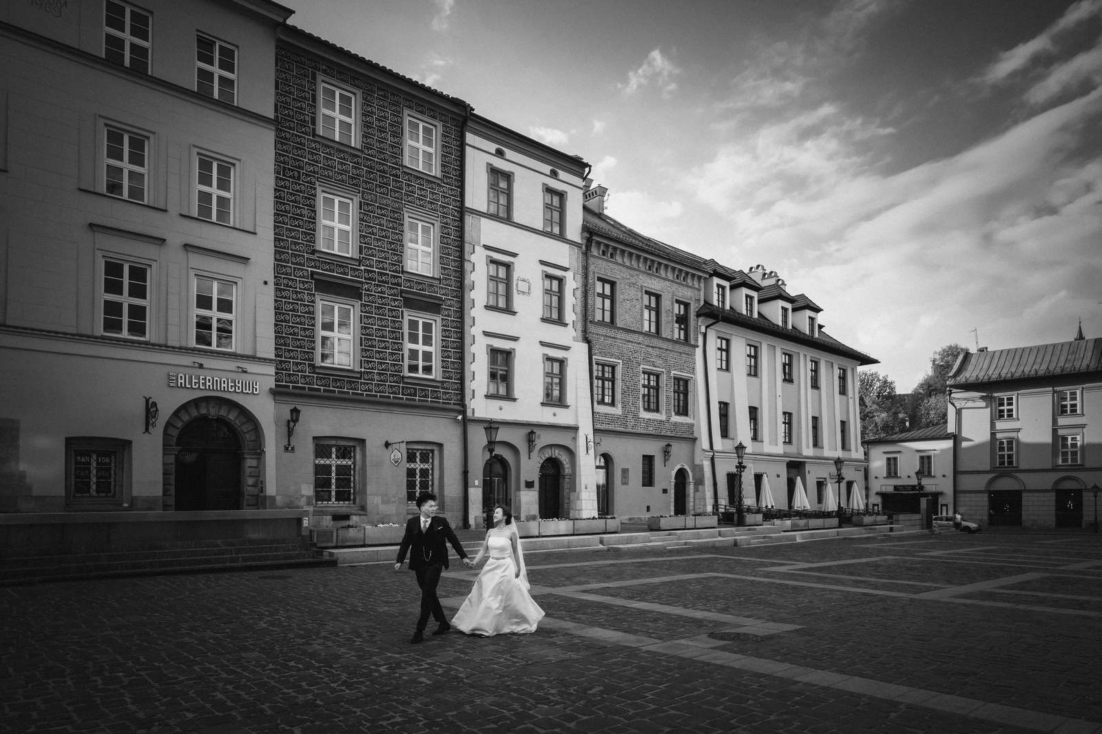 sesja ślubna w Krakowie, plener slubny na rynku w krakowie, fotograf na slub krakow, fotografia slubna krakow, zdjecia slubne krakow, fotograf slubny krakow, fotograf weselny krakow, zdjecia slubne slask, fotografia slubna slask, prewedding session krakow, cracow pre wedding session, fotograf na slub slask, sesja slubna na krakowskim rynku, sesja slubna o swicie, zdjecia slubne bielsko, fotografia slubna bielsko, zdjecia slubne wadowice, fotografia slubna wadowice, plener slubny o swicie, dwoch fotografow na slub, zdjecia slubne cieszyn, sesja slubna na wawelu, plener slubny wawel, fotografia slubna cieszyn