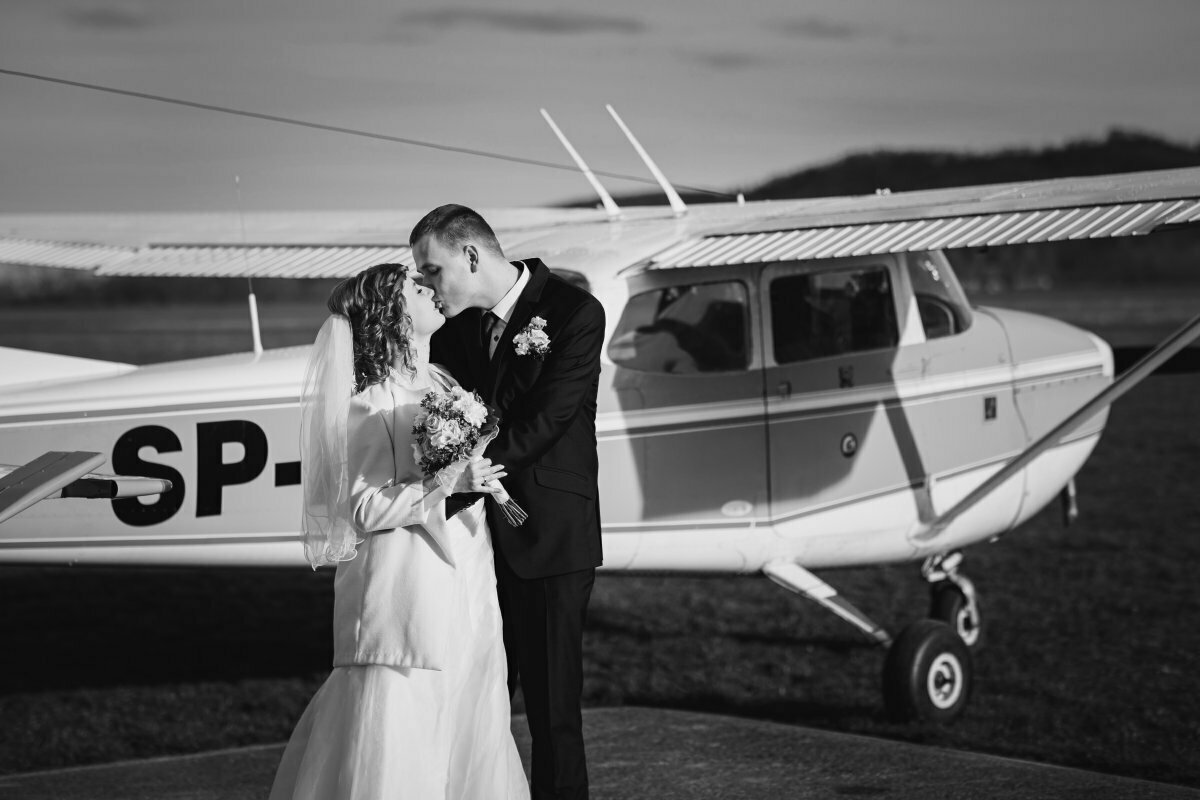 sesja ślubna na lotnisku, slub w halcnowie, slub sanktuarium halcnow, lotnisko w aleksandrowicach, sesja slubna na lotnisku, plener slubny na lotnisku, sesja lotnisko bielsko, fotograf slubny slask, zdjecia slubne slask, fotograf na slub slask, zdjecia slubne bielsko, fotografia slubna bielsko, fotografia slubna slask, fotografia slubna katowice, zdjecia slubne katowice, fotograf slubny katowice, fotografia slubna krakow, fotograf na slub krakow, zdjecia slubne krakow