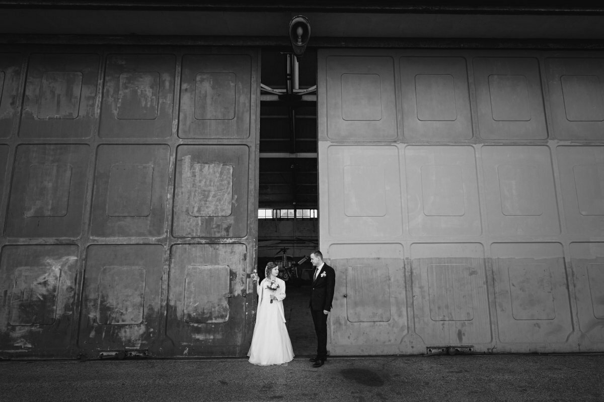 sesja ślubna na lotnisku, slub w halcnowie, slub sanktuarium halcnow, lotnisko w aleksandrowicach, sesja slubna na lotnisku, plener slubny na lotnisku, sesja lotnisko bielsko, fotograf slubny slask, zdjecia slubne slask, fotograf na slub slask, zdjecia slubne bielsko, fotografia slubna bielsko, fotografia slubna slask, fotografia slubna katowice, zdjecia slubne katowice, fotograf slubny katowice, fotografia slubna krakow, fotograf na slub krakow, zdjecia slubne krakow