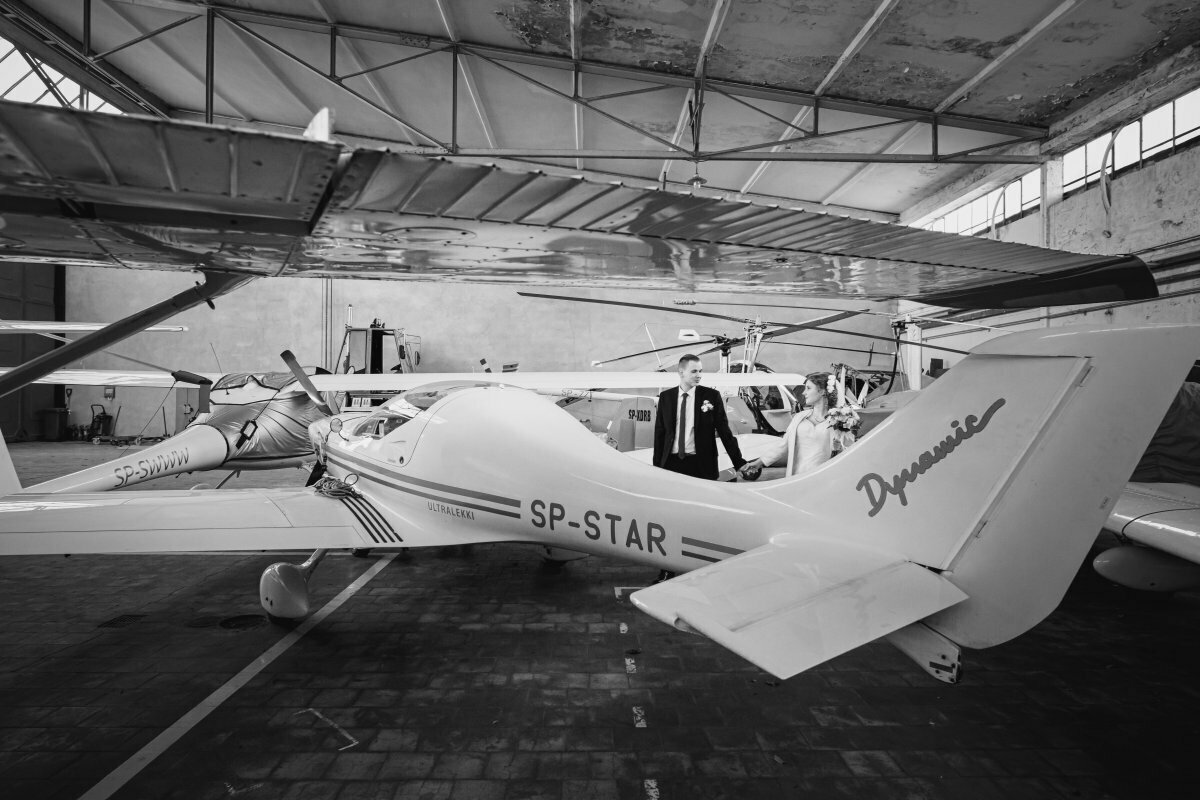 sesja ślubna na lotnisku, lotnisko w aleksandrowicach, sesja slubna na lotnisku, plener slubny na lotnisku, sesja lotnisko bielsko, fotograf slubny slask, zdjecia slubne slask, fotograf na slub slask, zdjecia slubne bielsko, fotografia slubna bielsko, fotografia slubna slask, fotografia slubna katowice, zdjecia slubne katowice, fotograf slubny katowice, fotografia slubna krakow, fotograf na slub krakow, zdjecia slubne krakow