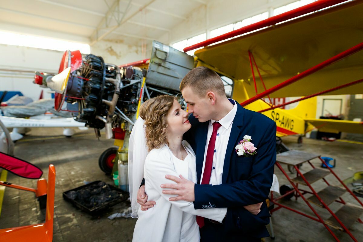sesja ślubna na lotnisku, lotnisko w aleksandrowicach, sesja slubna na lotnisku, plener slubny na lotnisku, sesja lotnisko bielsko, fotograf slubny slask, zdjecia slubne slask, fotograf na slub slask, zdjecia slubne bielsko, fotografia slubna bielsko, fotografia slubna slask, fotografia slubna katowice, zdjecia slubne katowice, fotograf slubny katowice, fotografia slubna krakow, fotograf na slub krakow, zdjecia slubne krakow