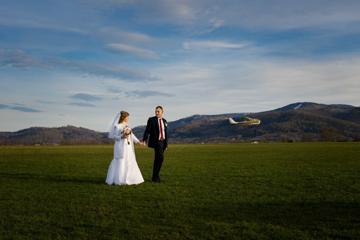 sesja ślubna na lotnisku, lotnisko w aleksandrowicach, sesja slubna na lotnisku, plener slubny na lotnisku, sesja lotnisko bielsko, fotograf slubny slask, zdjecia slubne slask, fotograf na slub slask, zdjecia slubne bielsko, fotografia slubna bielsko, fotografia slubna slask, fotografia slubna katowice, zdjecia slubne katowice, fotograf slubny katowice, fotografia slubna krakow, fotograf na slub krakow, zdjecia slubne krakow