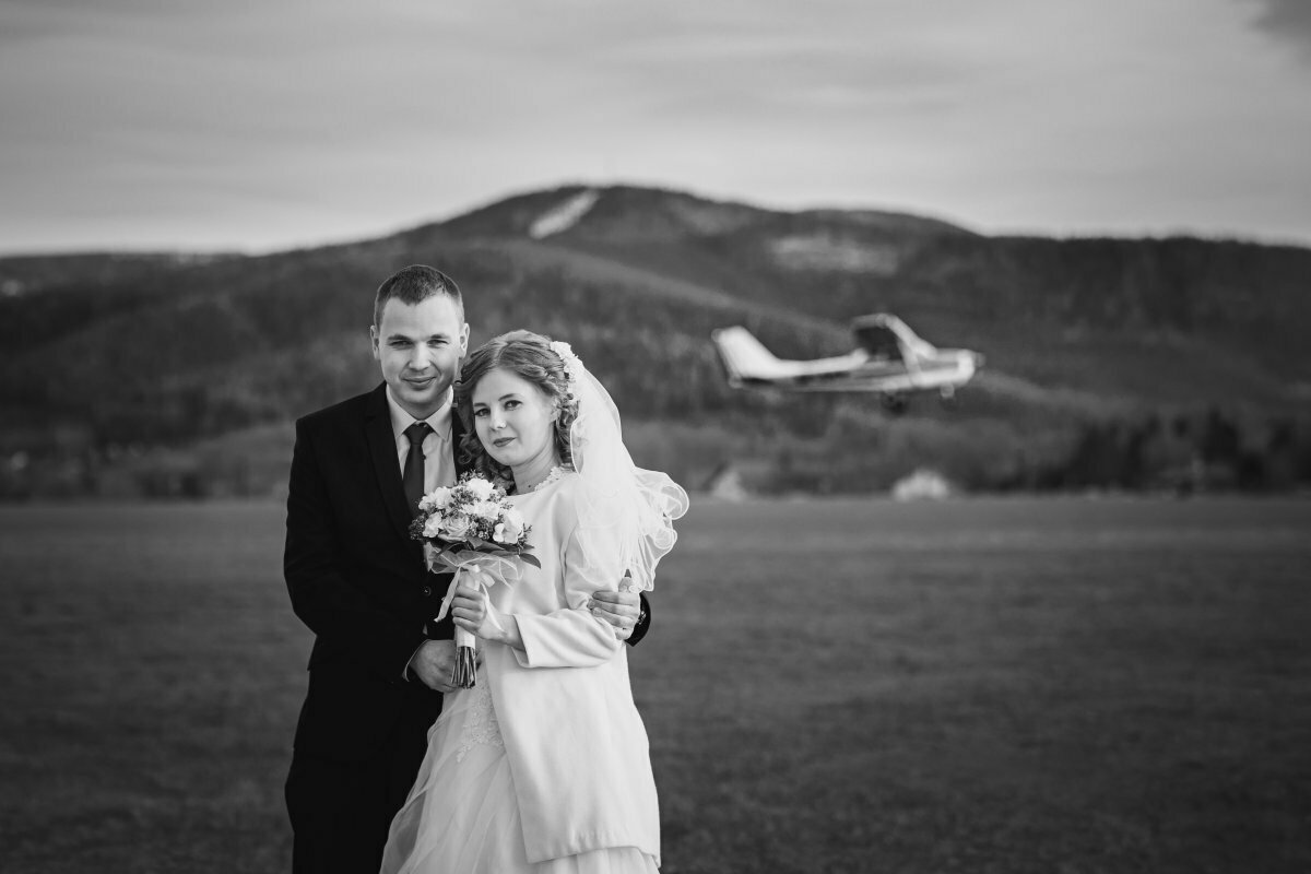 sesja ślubna na lotnisku, lotnisko w aleksandrowicach, sesja slubna na lotnisku, plener slubny na lotnisku, sesja lotnisko bielsko, fotograf slubny slask, zdjecia slubne slask, fotograf na slub slask, zdjecia slubne bielsko, fotografia slubna bielsko, fotografia slubna slask, fotografia slubna katowice, zdjecia slubne katowice, fotograf slubny katowice, fotografia slubna krakow, fotograf na slub krakow, zdjecia slubne krakow