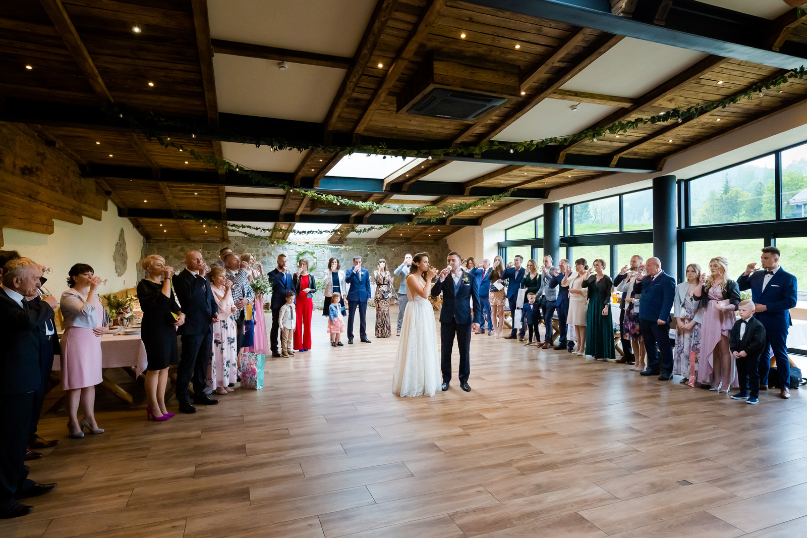 Ślub i wesele w drewnianej chacie - Magda i Paweł pobrali się w Gościńcu Szumnym w Jaworzu